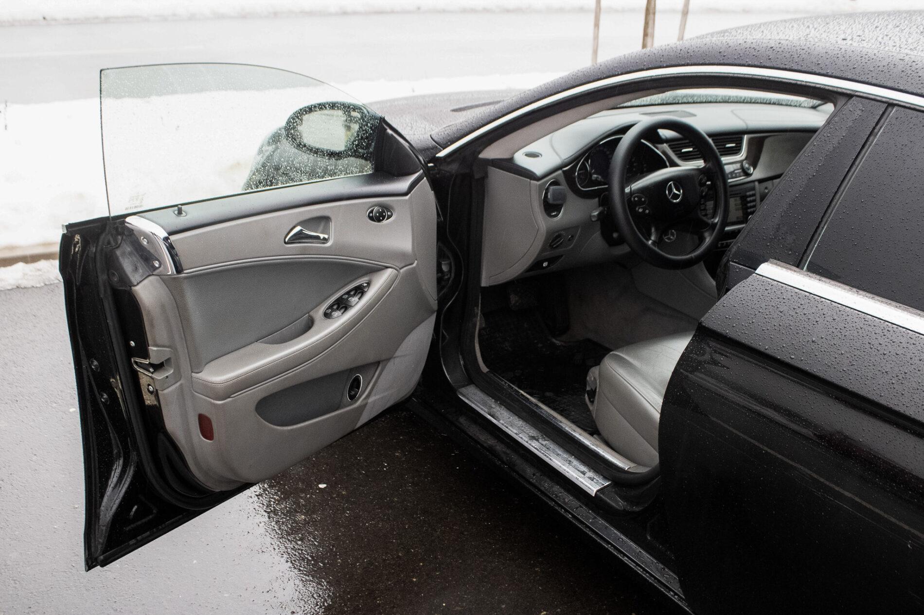 2005 Mercedes-Benz CLS 350, černá sedan, 190 126 km