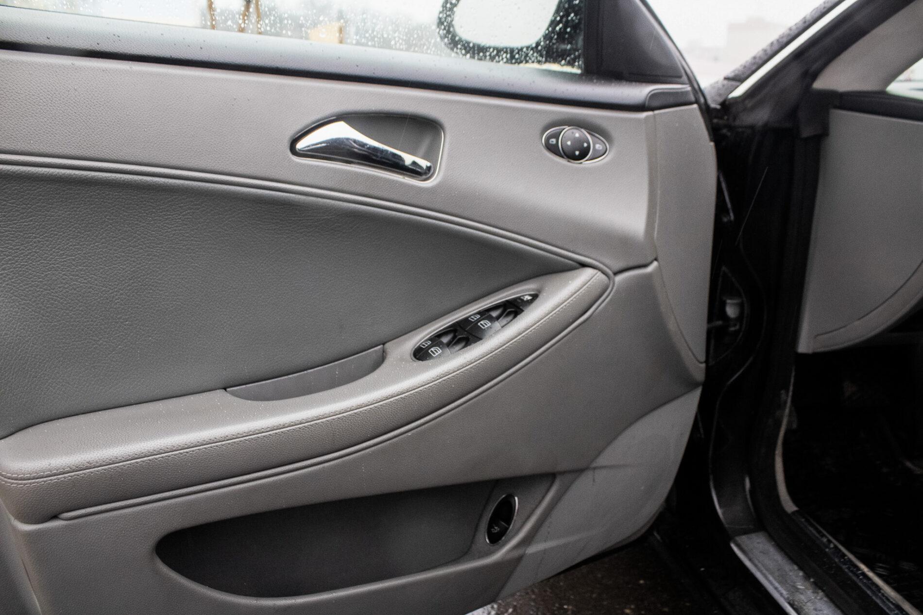 2005 Mercedes-Benz CLS 350, černá sedan, 190 126 km