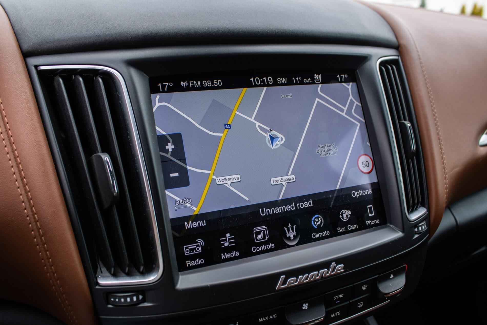2016 Maserati Levante, bílá suv, 230 245 km