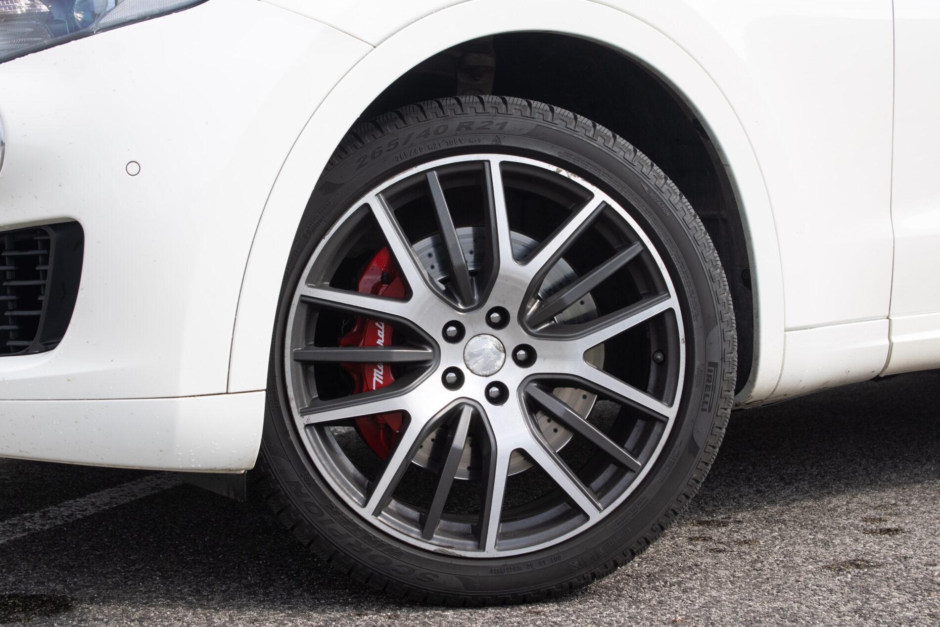 2016 Maserati Levante, bílá suv, 230 245 km