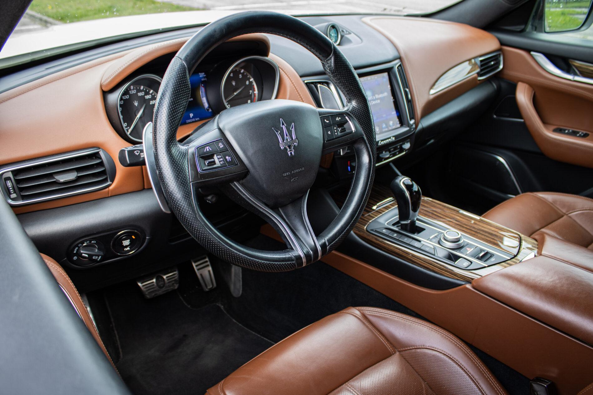 2016 Maserati Levante, bílá suv, 230 245 km
