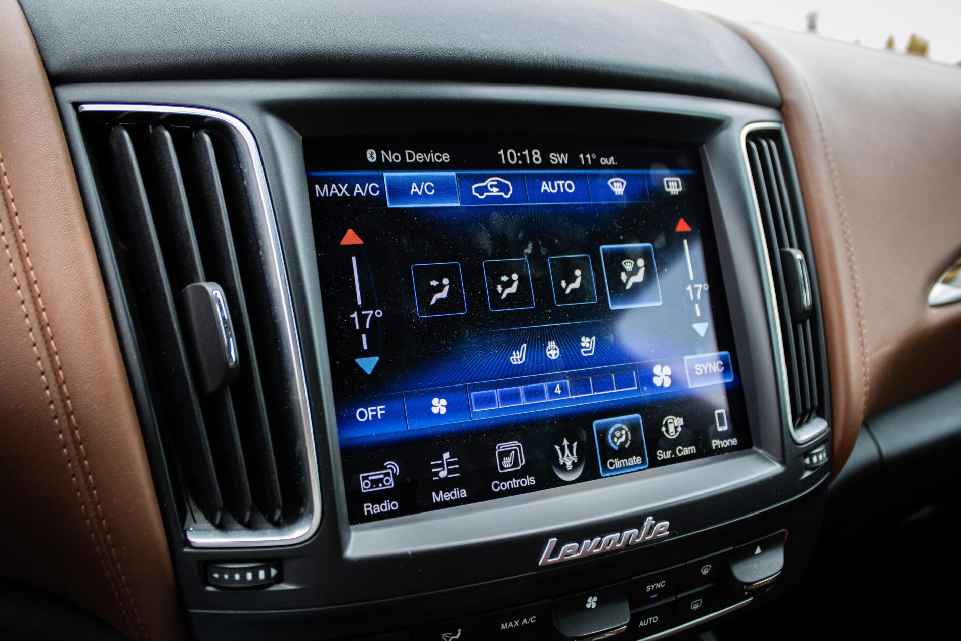 2016 Maserati Levante, bílá suv, 230 245 km