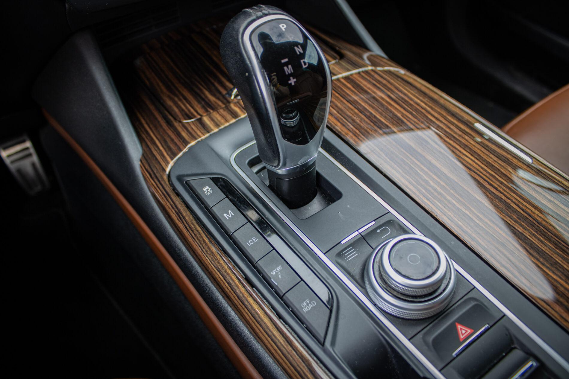 2016 Maserati Levante, bílá suv, 230 245 km