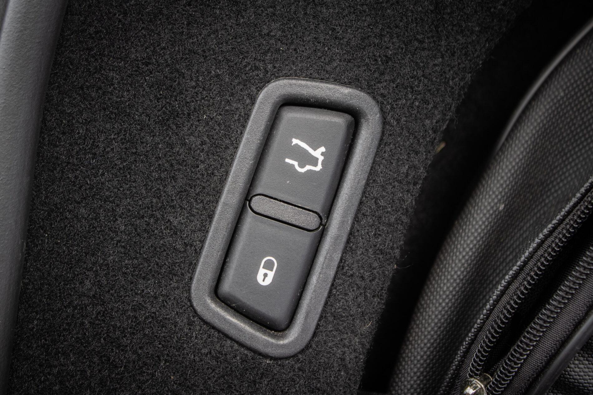 2016 Maserati Levante, bílá suv, 230 245 km