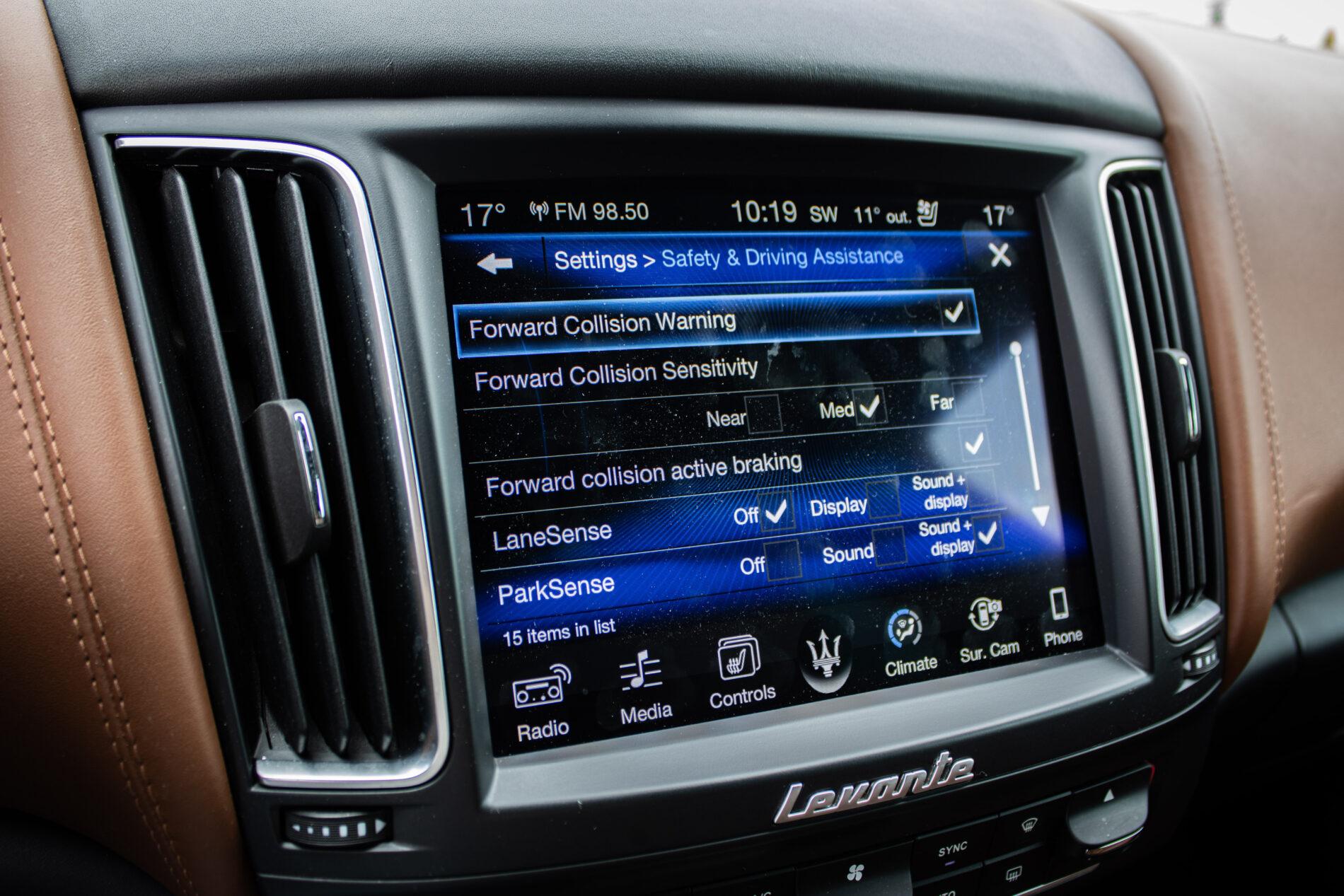 2016 Maserati Levante, bílá suv, 230 245 km
