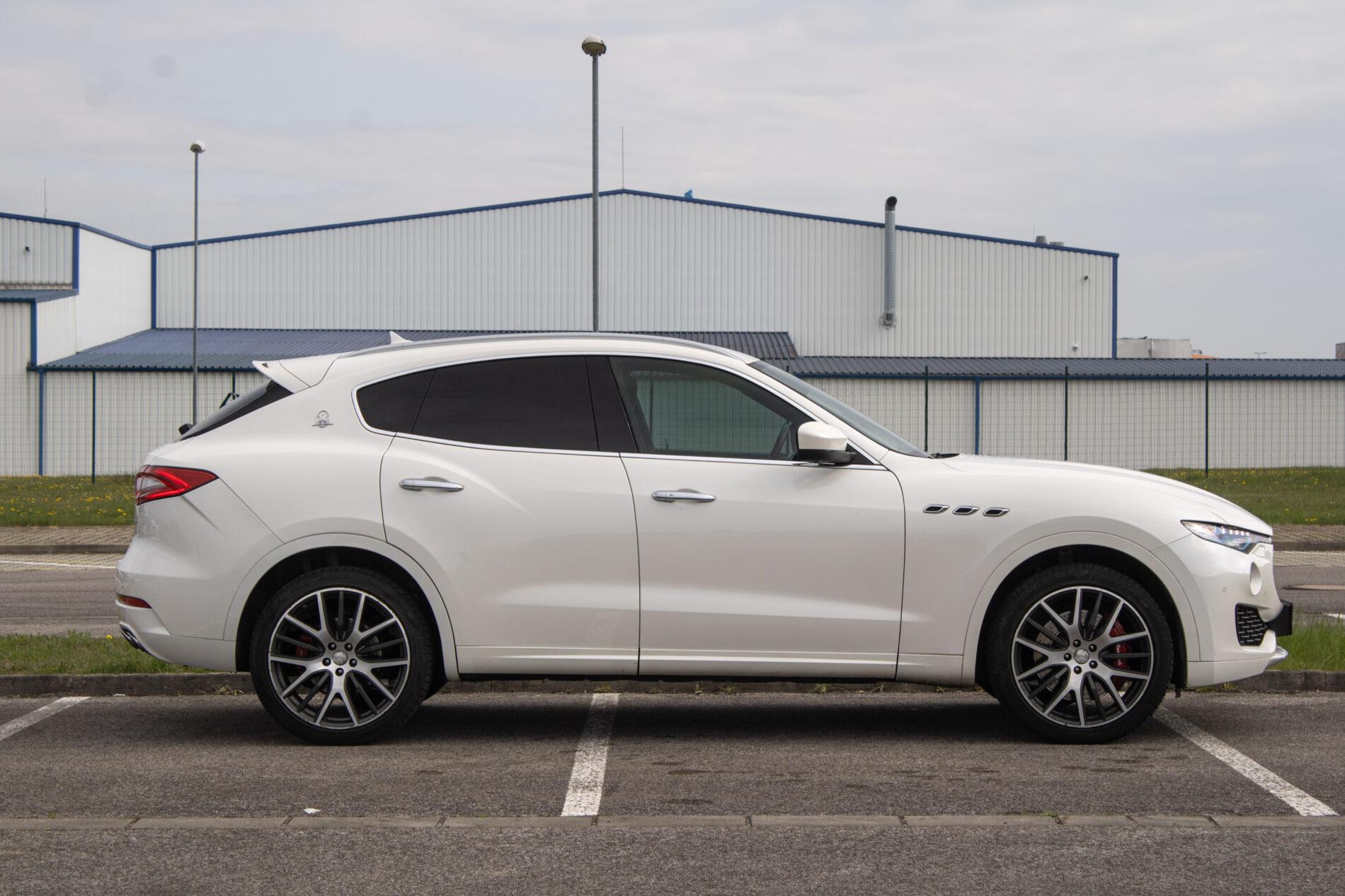 2016 Maserati Levante, bílá suv, 230 245 km