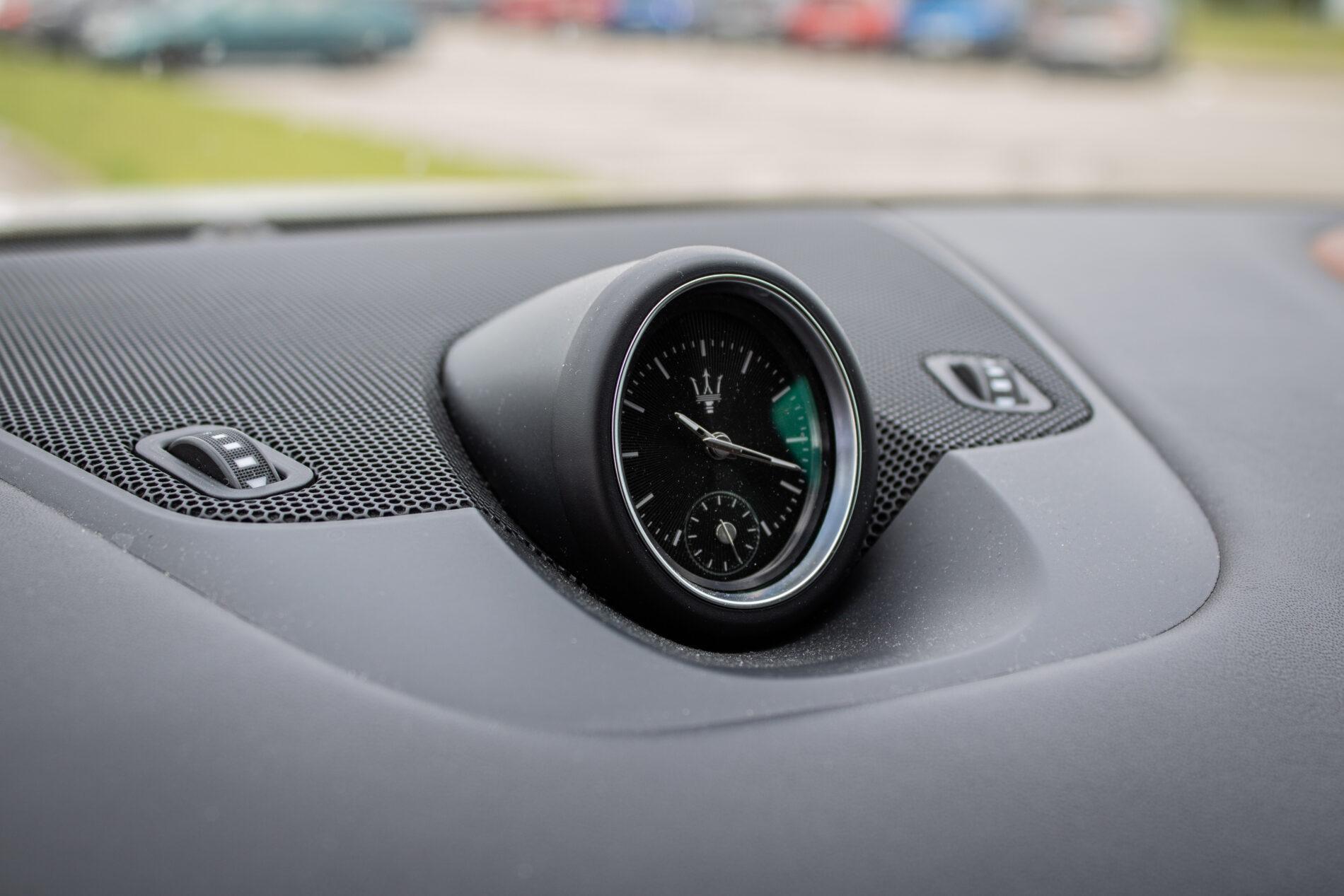 2016 Maserati Levante, bílá suv, 230 245 km