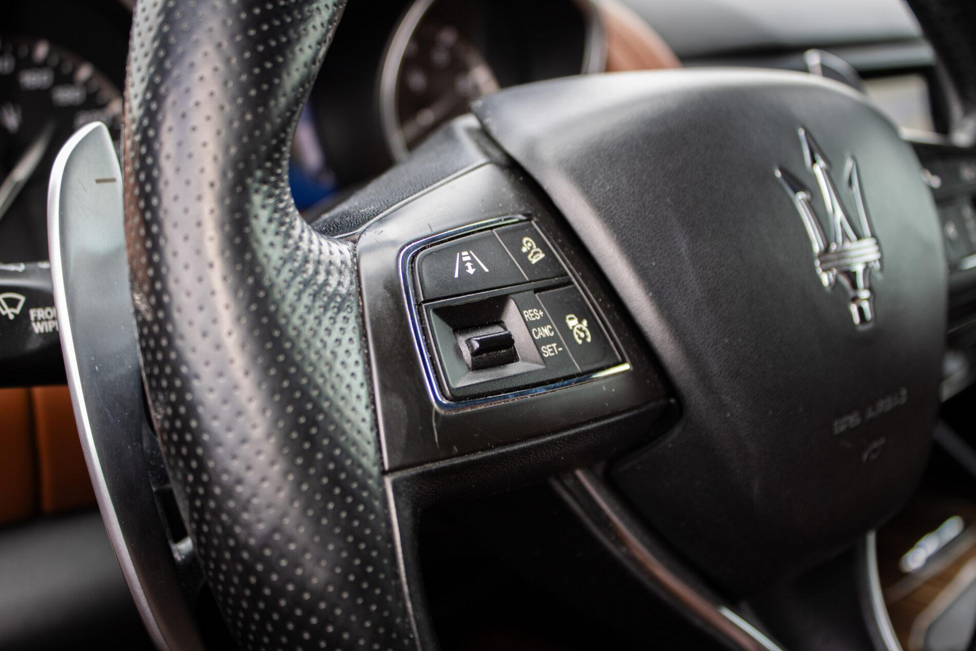 2016 Maserati Levante, bílá suv, 230 245 km