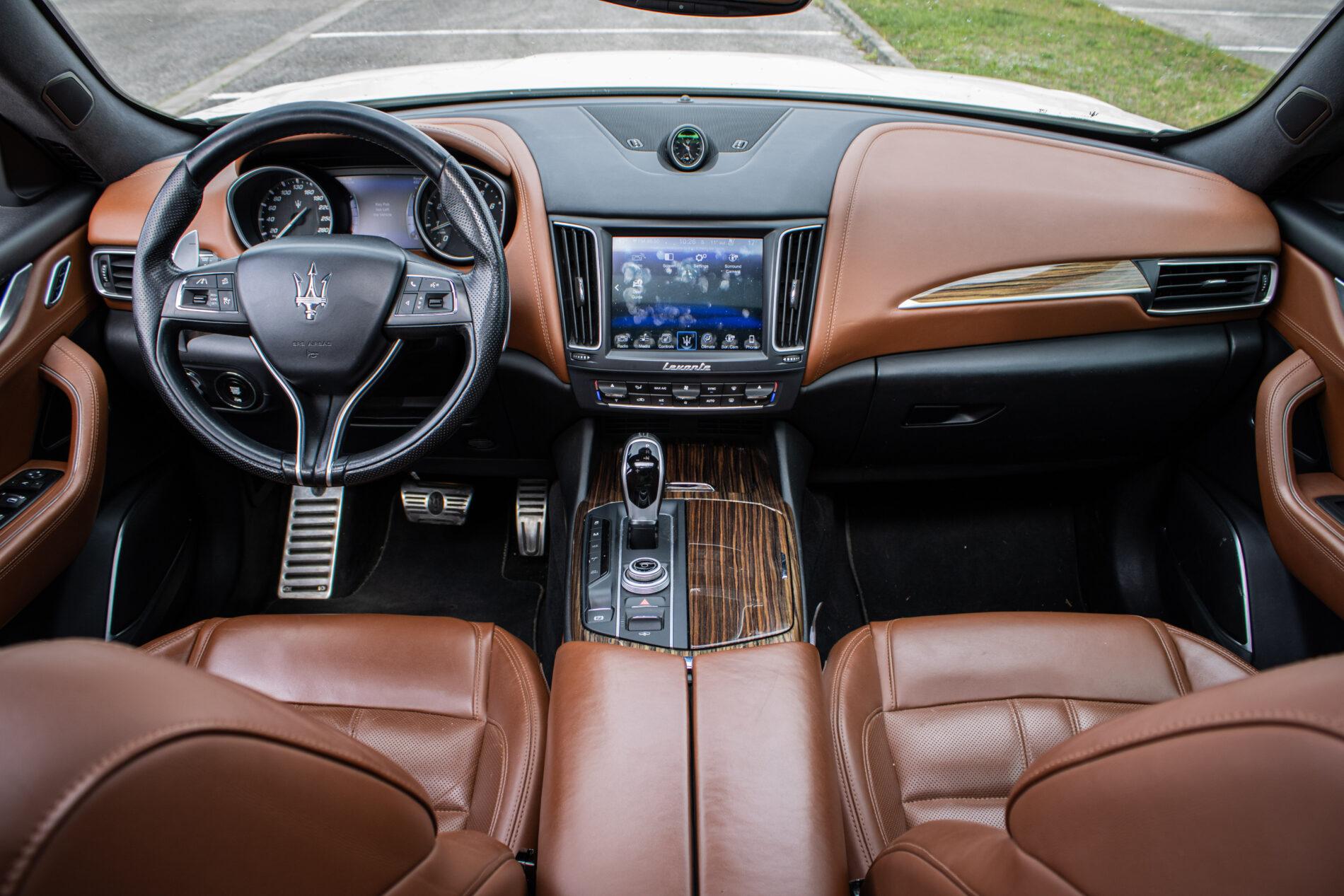 2016 Maserati Levante, bílá suv, 230 245 km