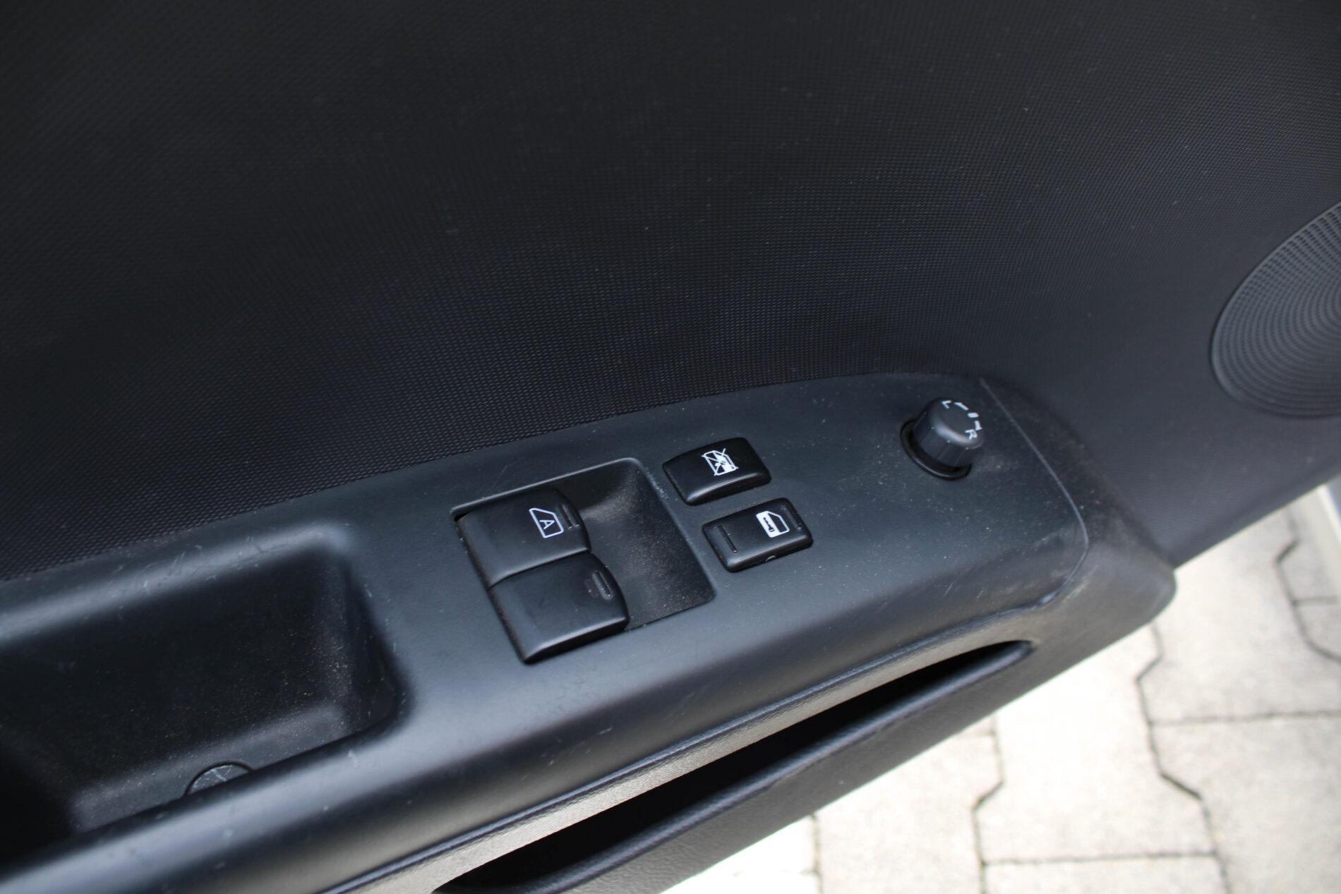2005 Nissan 350Z, stříbrná kabriolet, 36 427 km