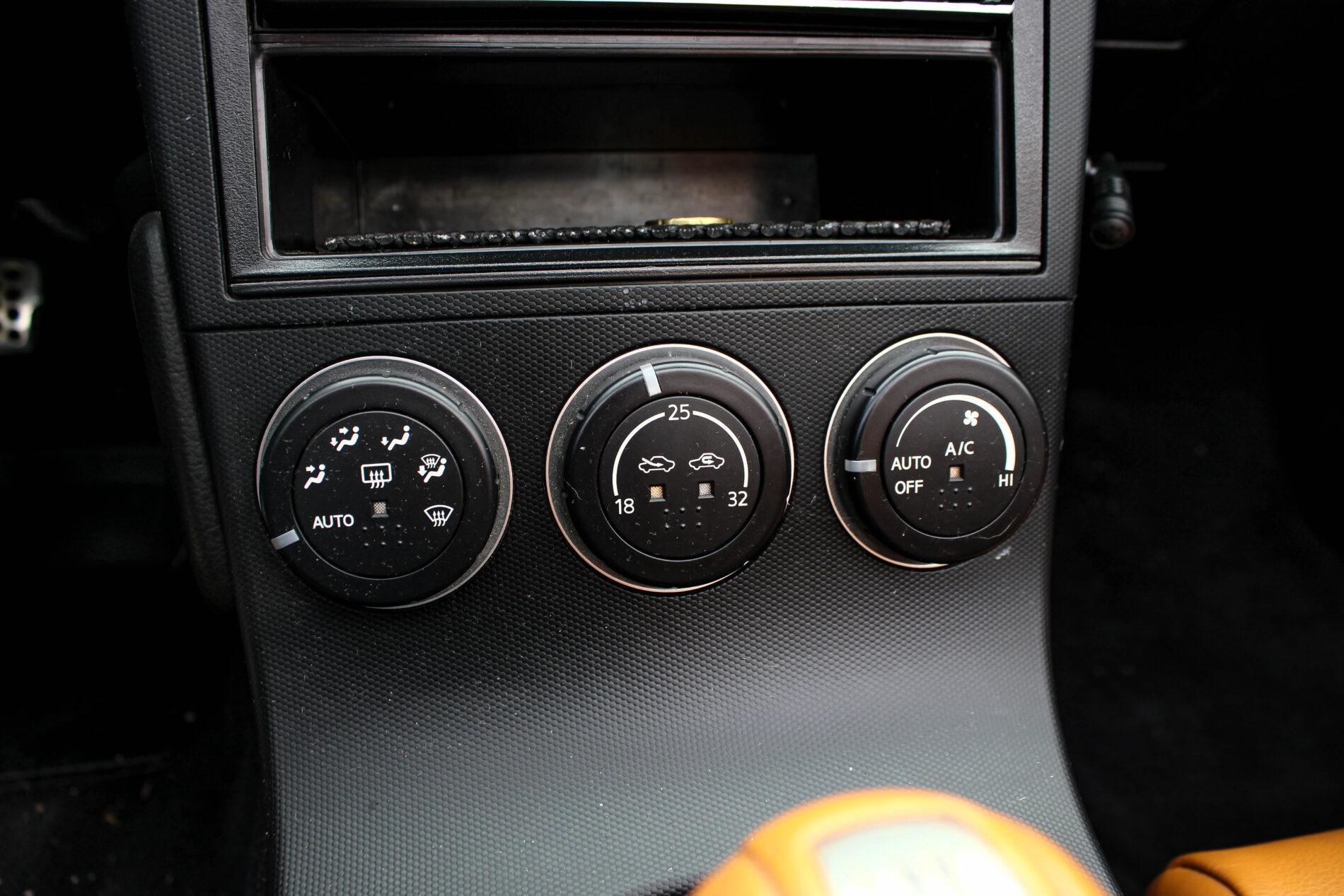 2005 Nissan 350Z, stříbrná kabriolet, 36 427 km