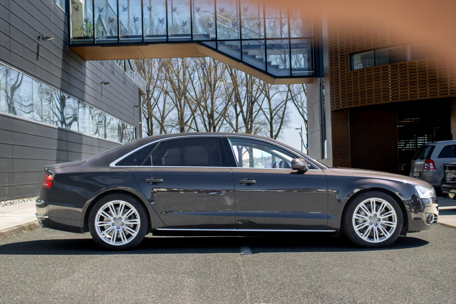 2013 AUDI A8, šedá sedan, 136 136 km