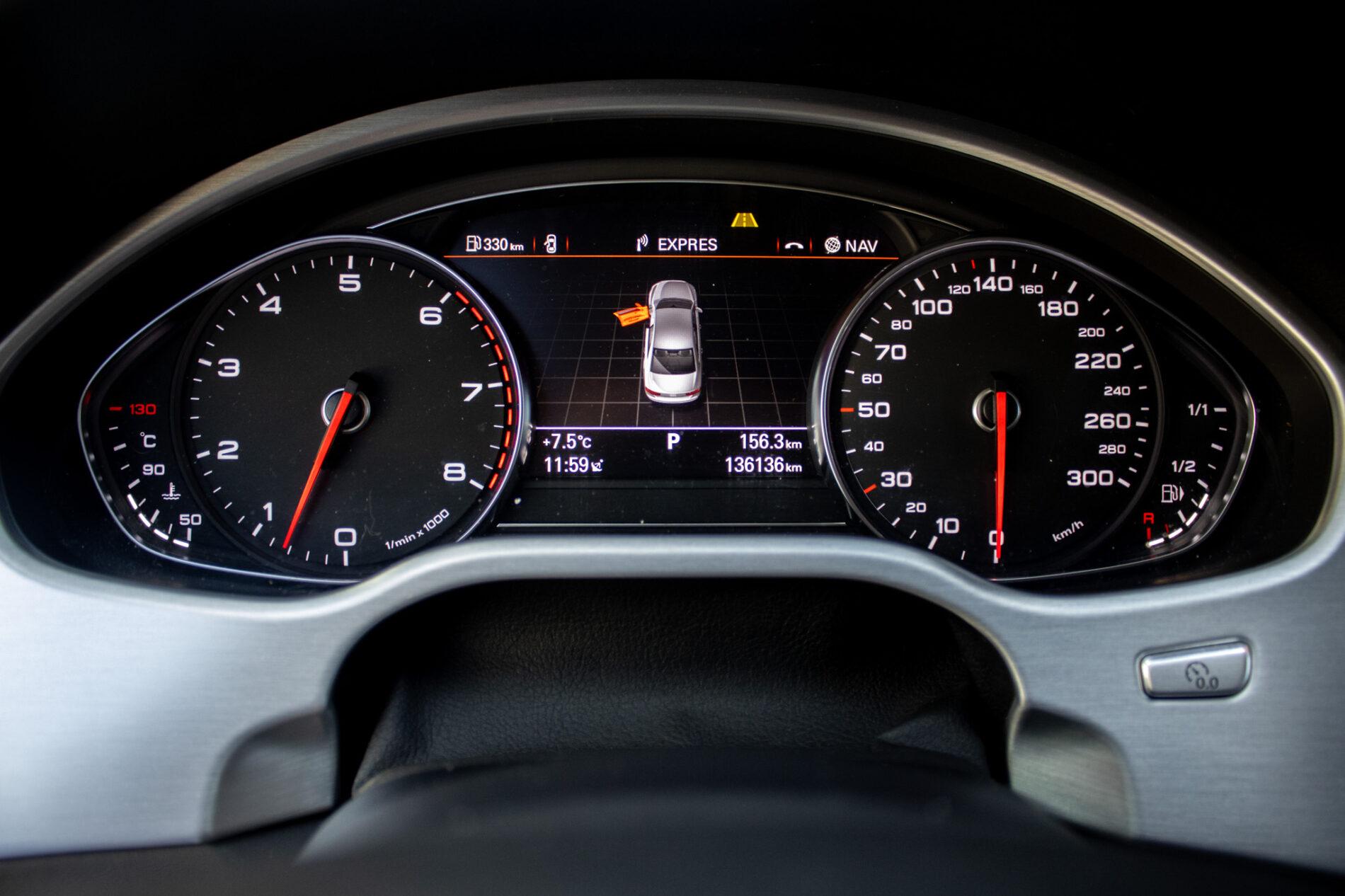 2013 AUDI A8, šedá sedan, 136 136 km
