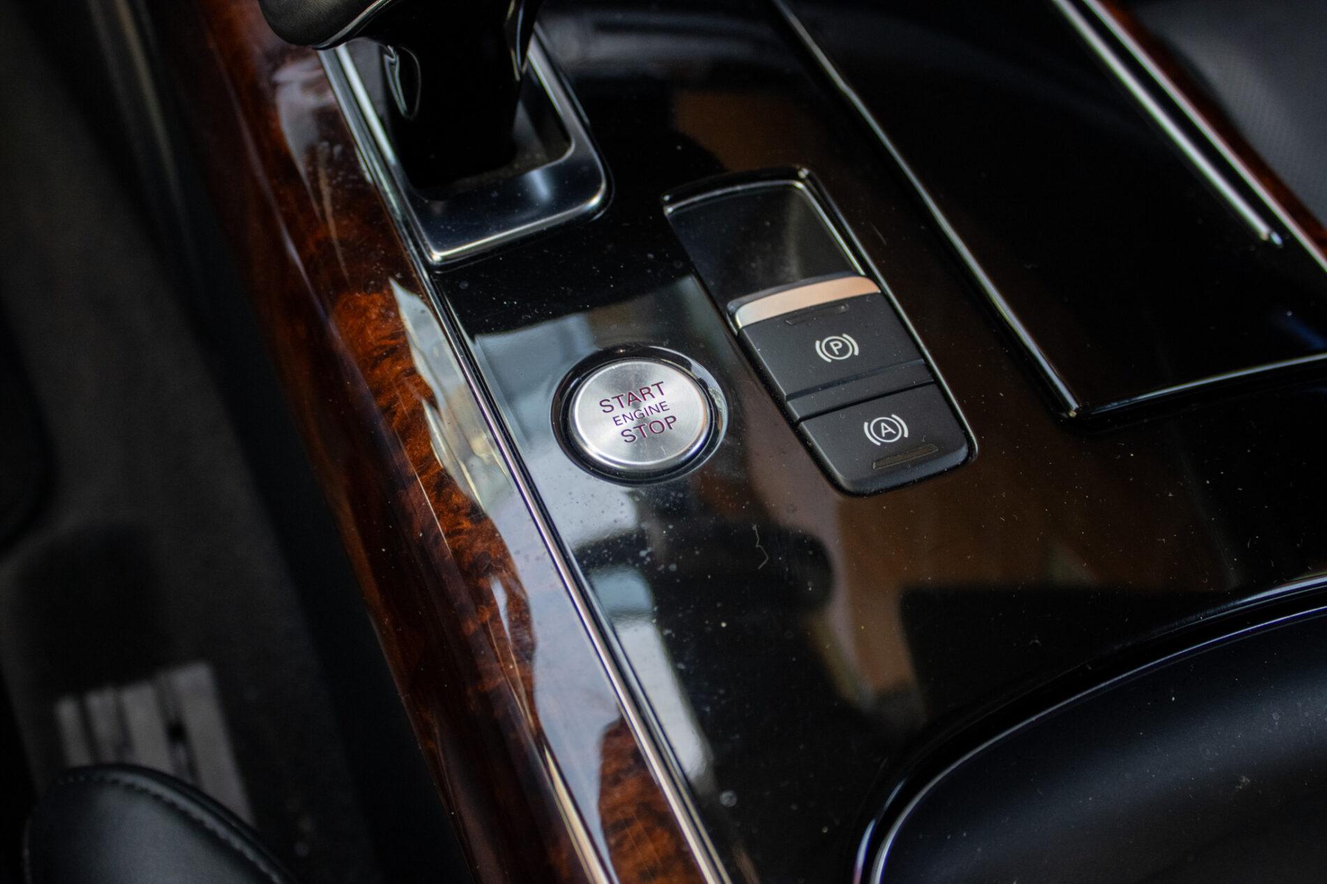 2013 AUDI A8, šedá sedan, 136 136 km