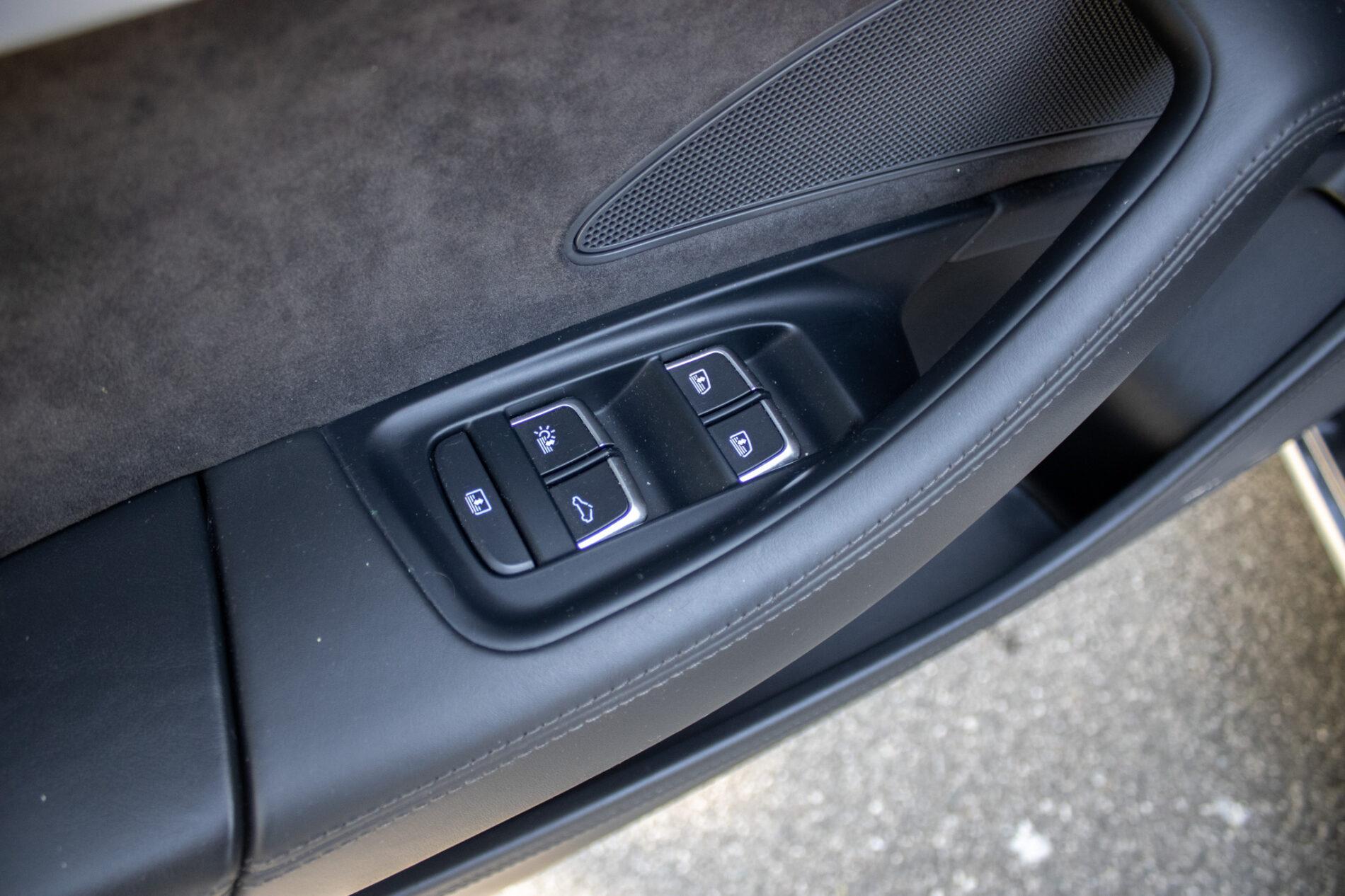 2013 AUDI A8, šedá sedan, 136 136 km