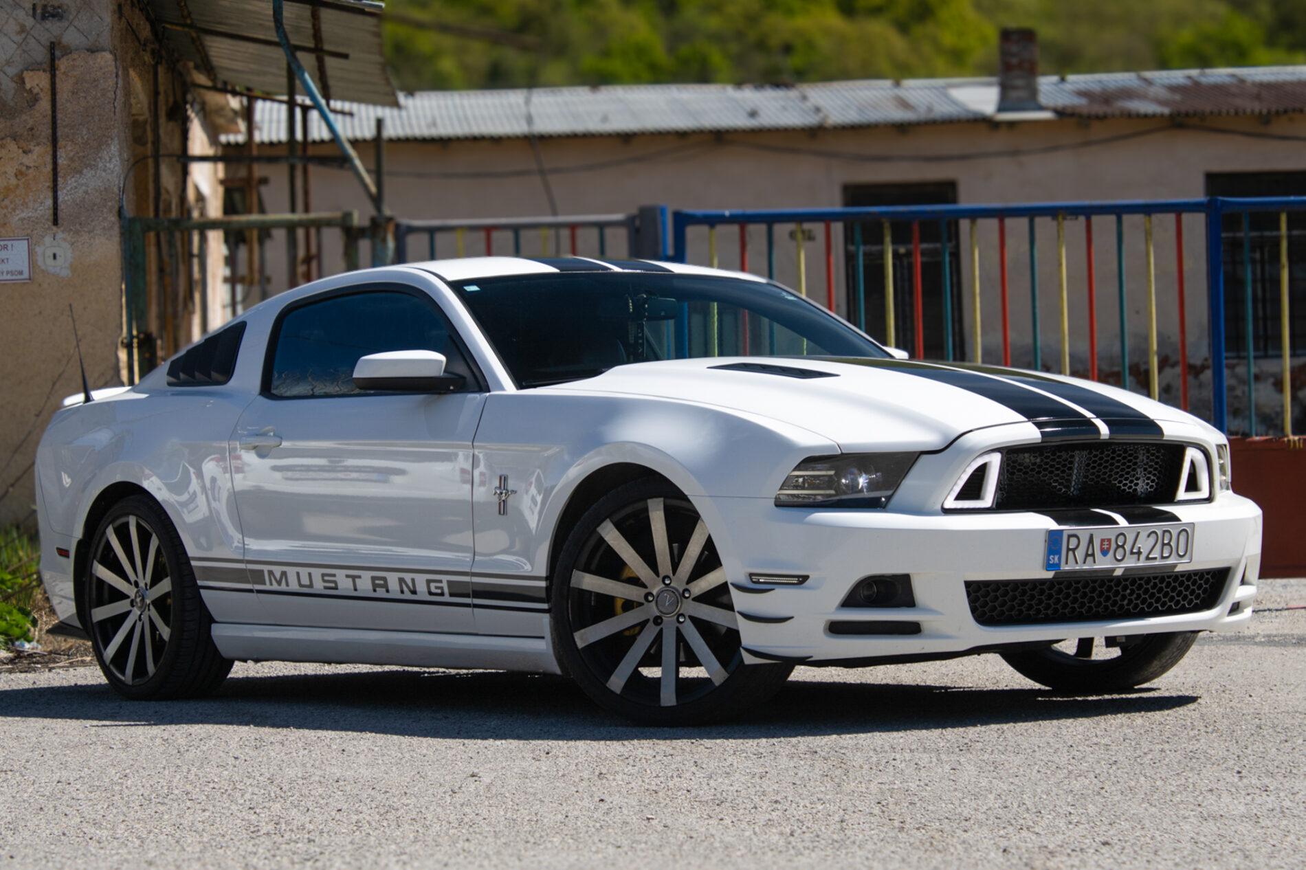 2012 Ford Mustang, bílá kupé, 198 960 km