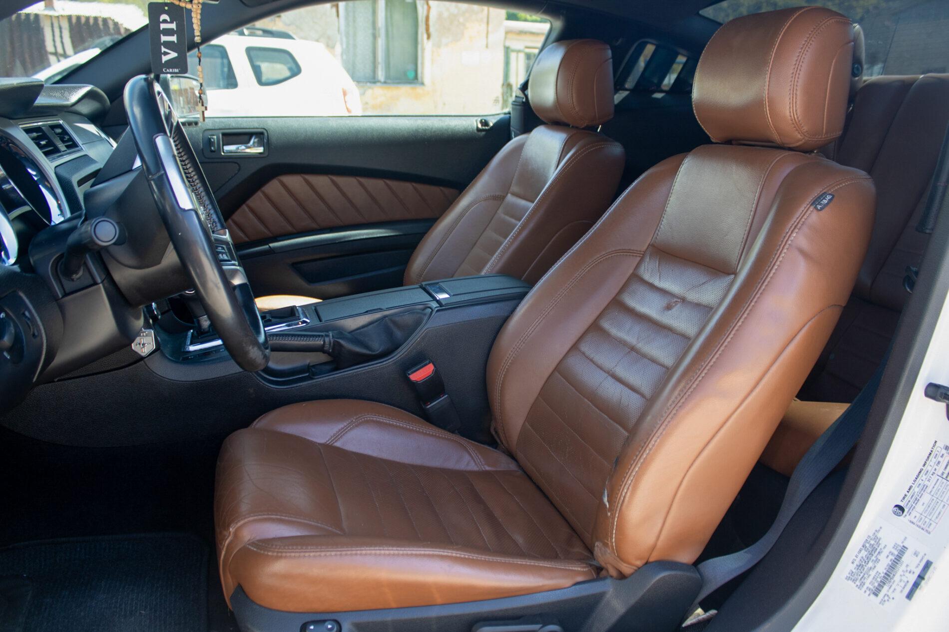 2012 Ford Mustang, bílá kupé, 198 960 km