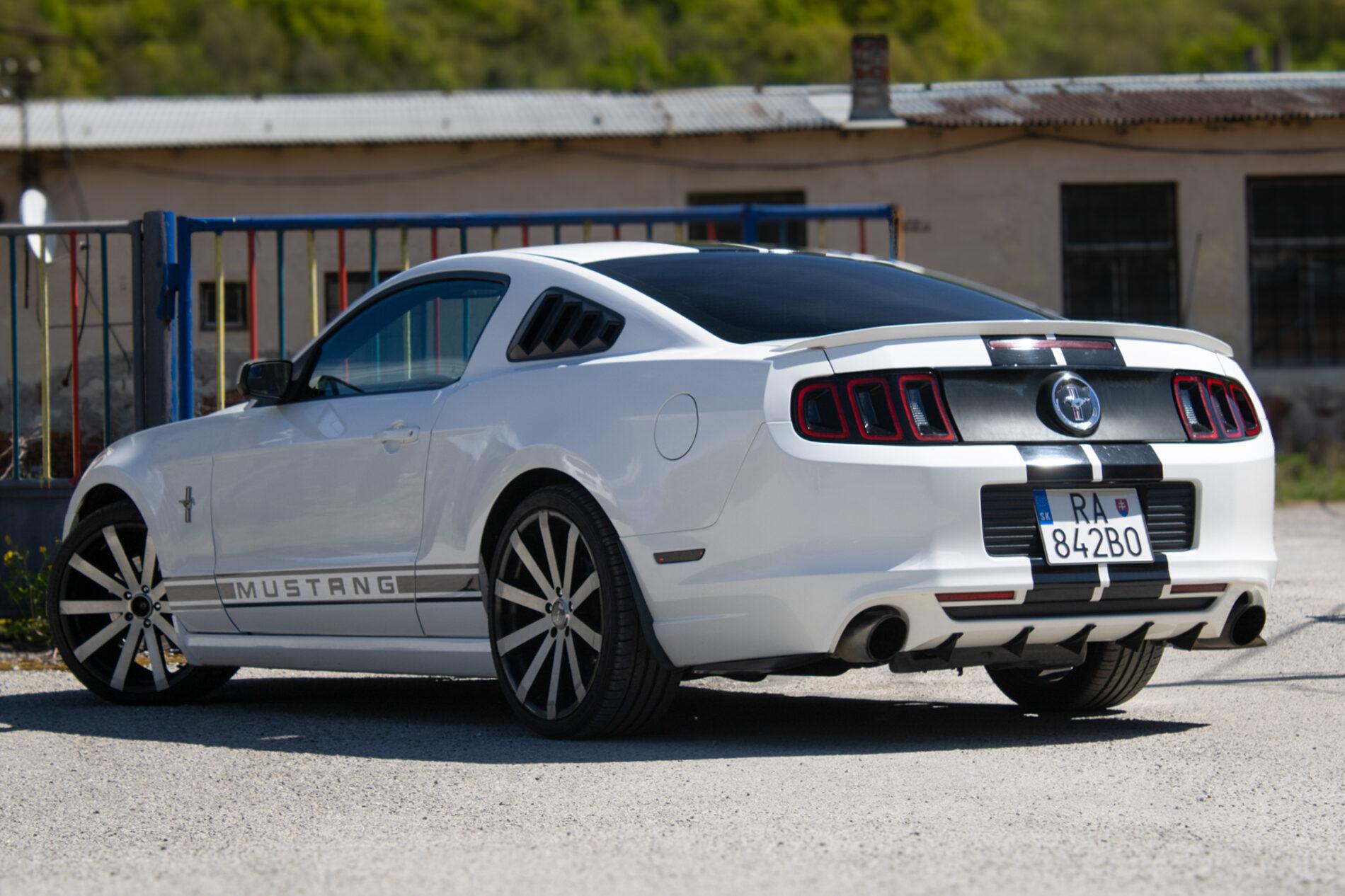 2012 Ford Mustang, bílá kupé, 198 960 km
