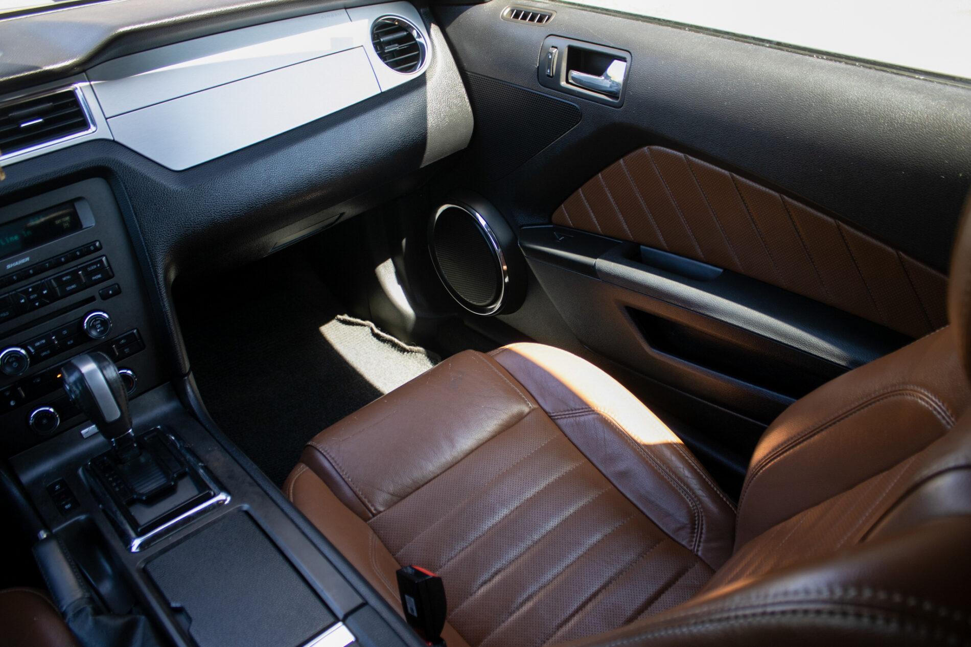 2012 Ford Mustang, bílá kupé, 198 960 km