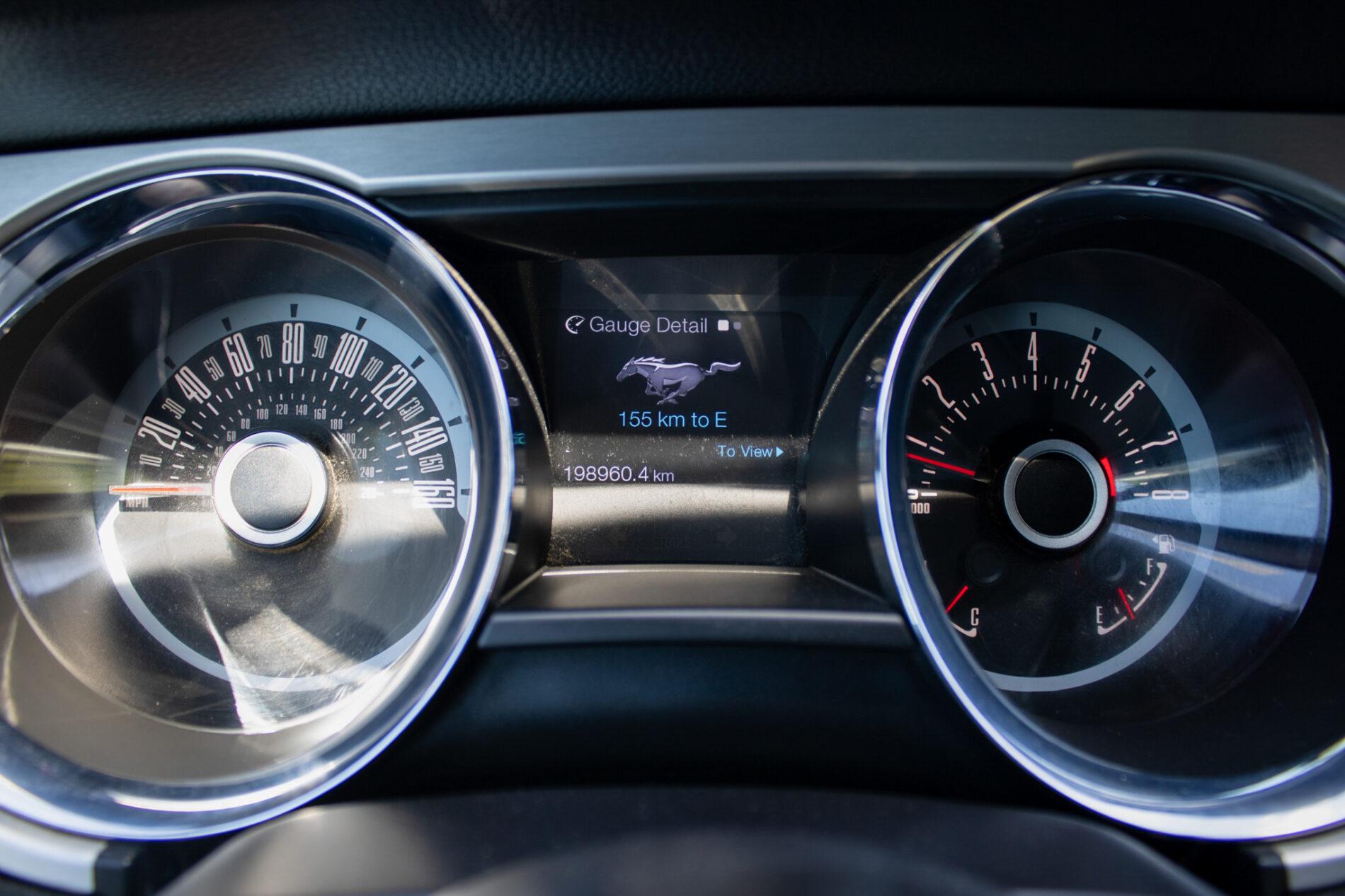 2012 Ford Mustang, bílá kupé, 198 960 km