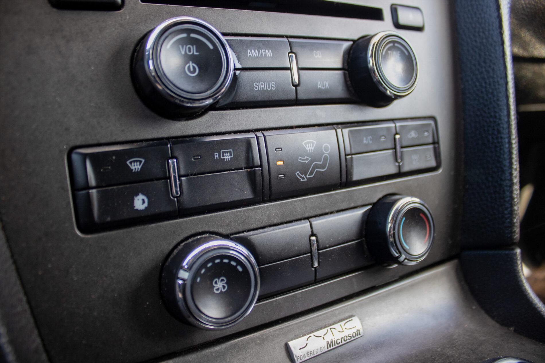 2012 Ford Mustang, bílá kupé, 198 960 km