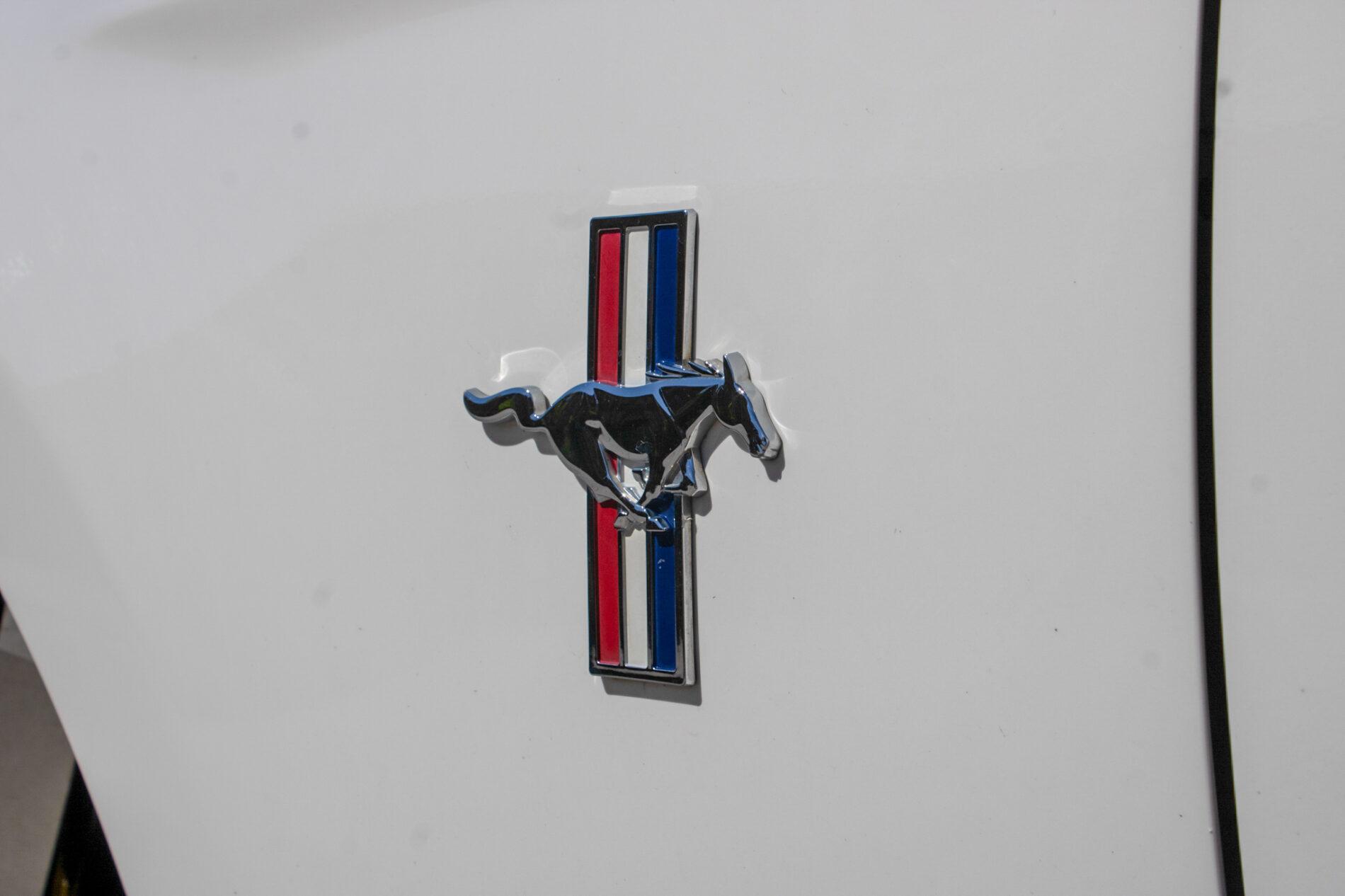 2012 Ford Mustang, bílá kupé, 198 960 km