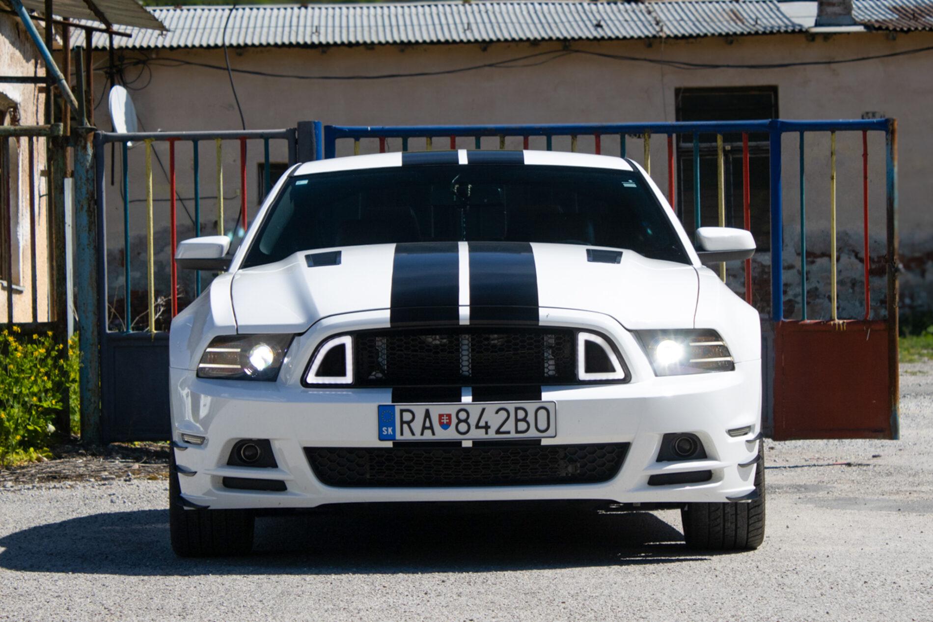 2012 Ford Mustang, bílá kupé, 198 960 km