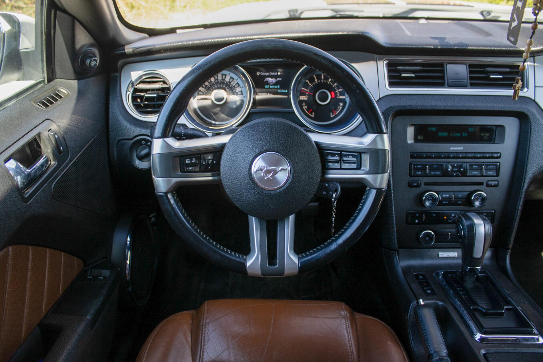 2012 Ford Mustang, bílá kupé, 198 960 km