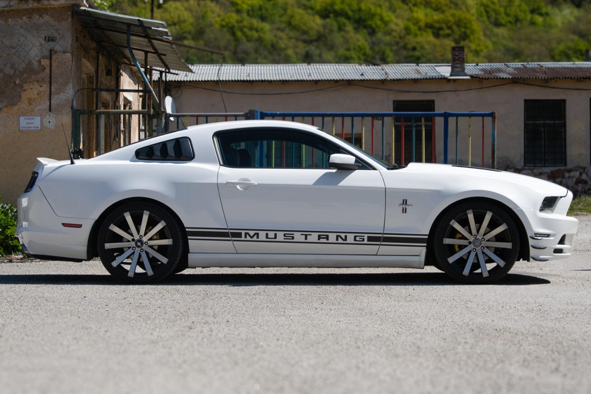 2012 Ford Mustang, bílá kupé, 198 960 km