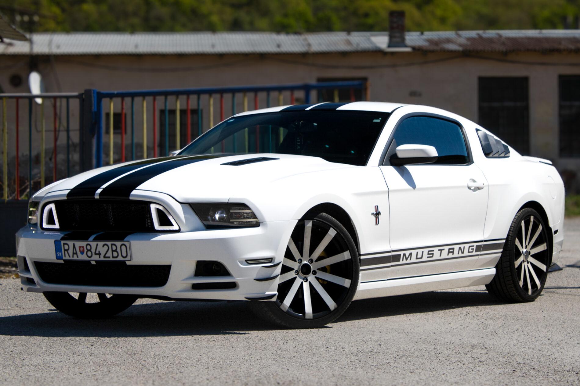 2012 Ford Mustang, bílá kupé, 198 960 km