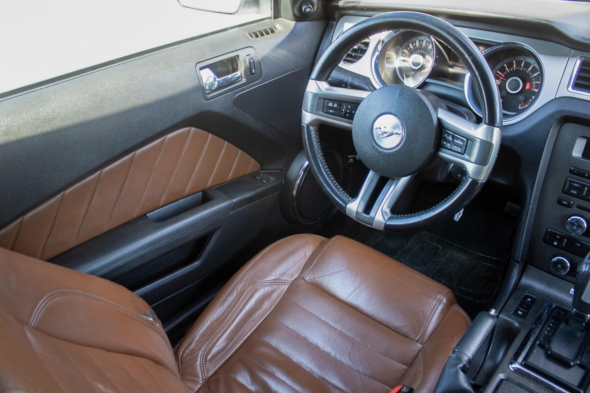 2012 Ford Mustang, bílá kupé, 198 960 km