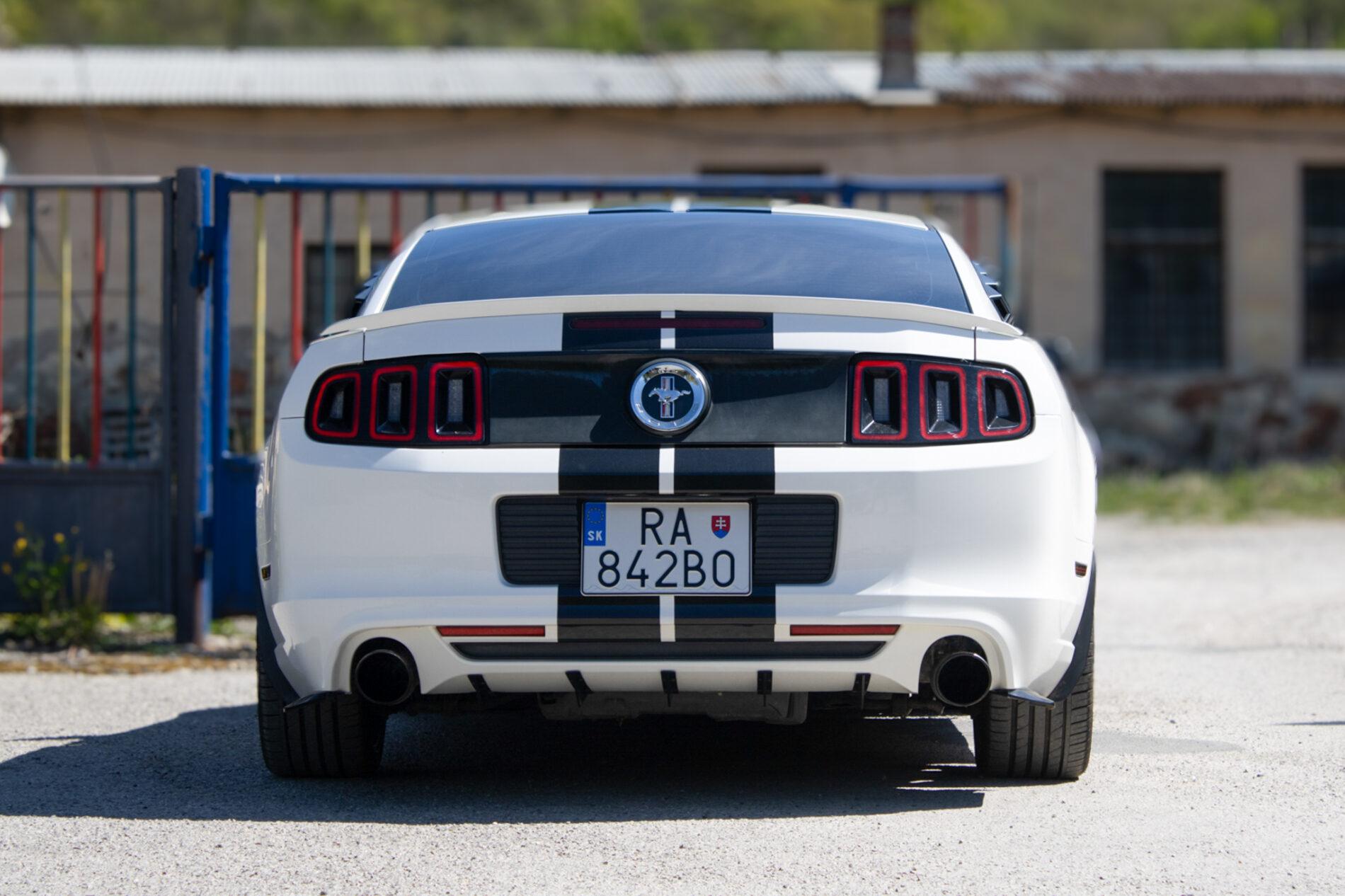 2012 Ford Mustang, bílá kupé, 198 960 km