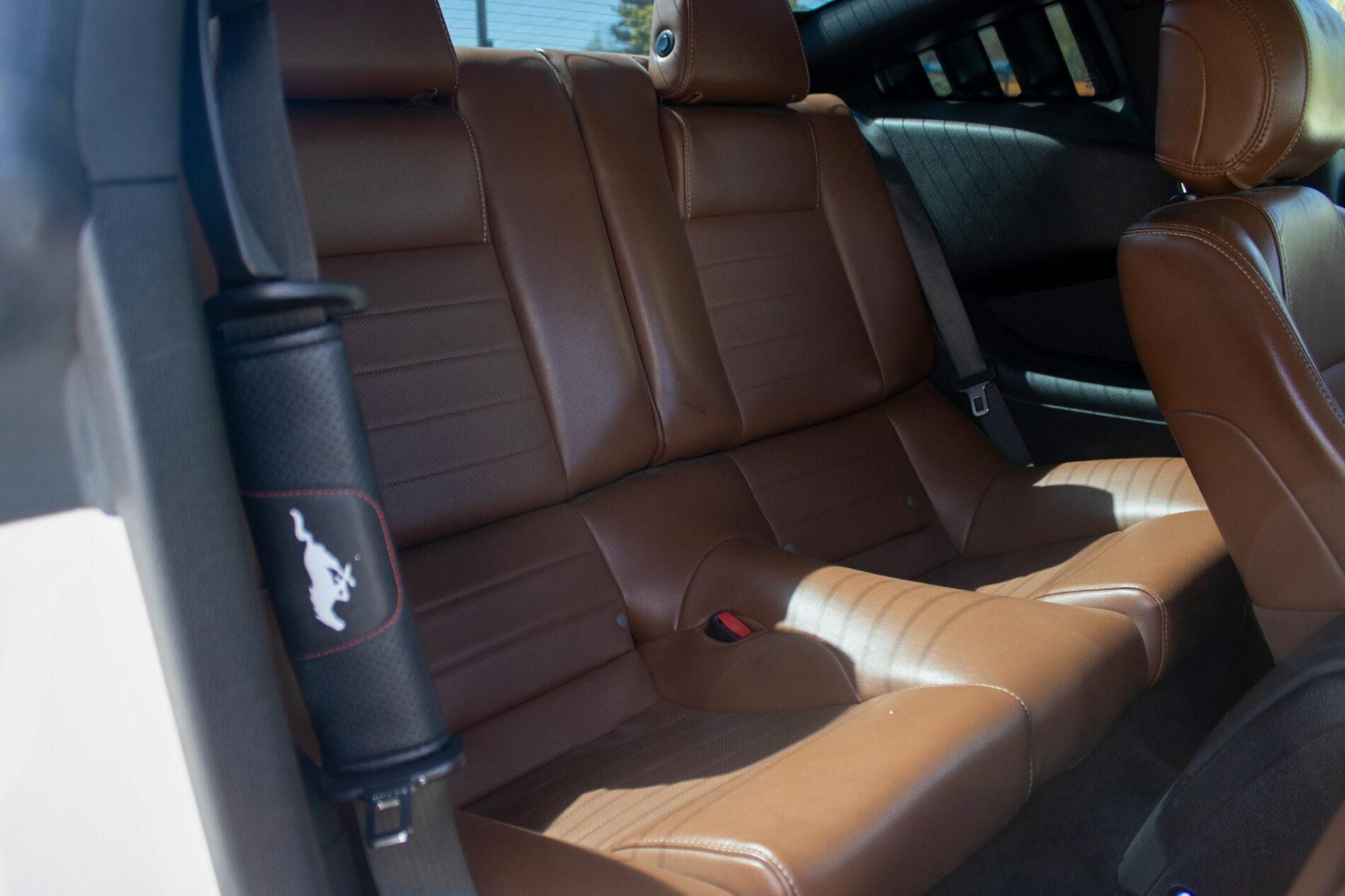 2012 Ford Mustang, bílá kupé, 198 960 km