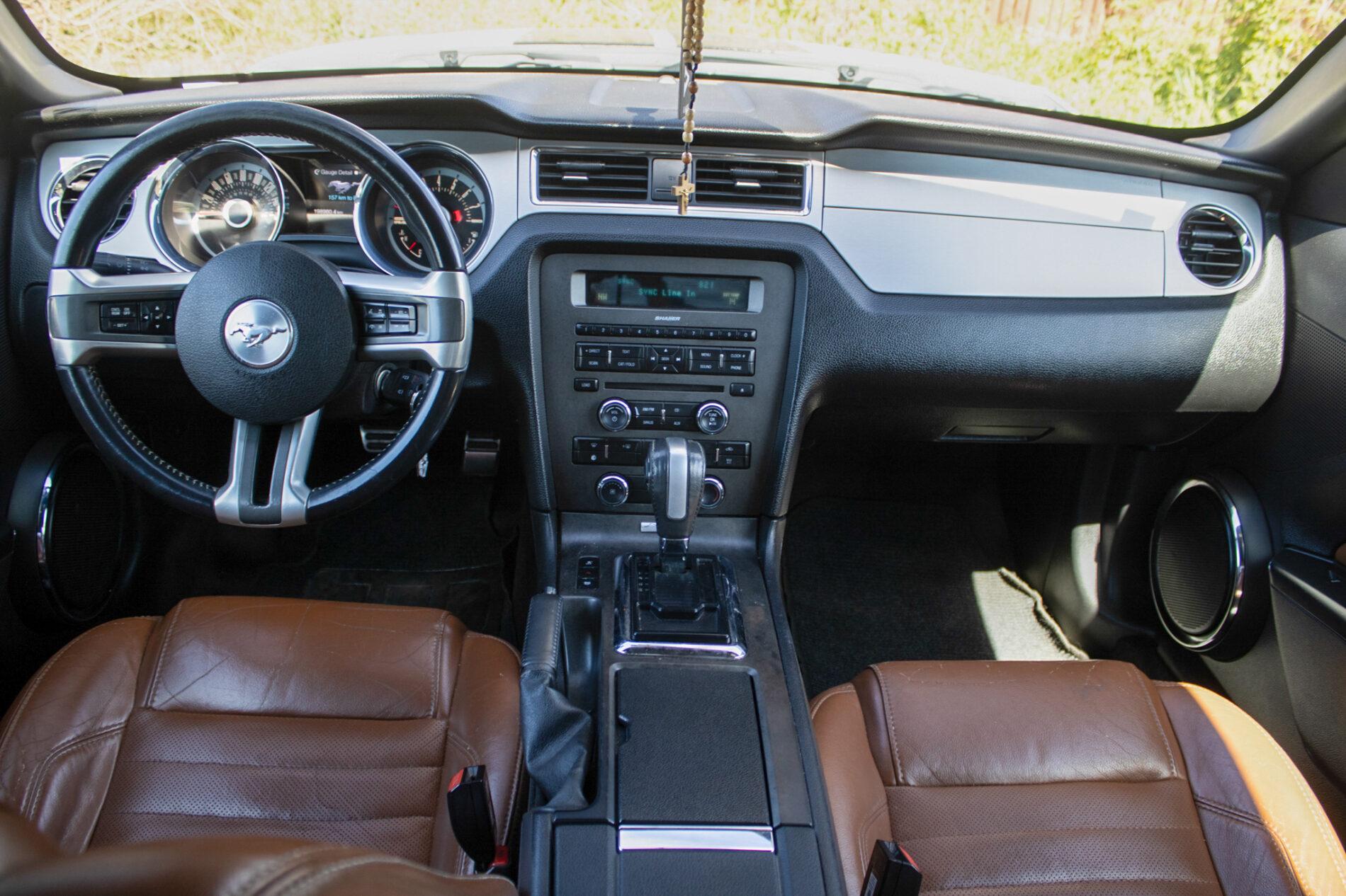 2012 Ford Mustang, bílá kupé, 198 960 km
