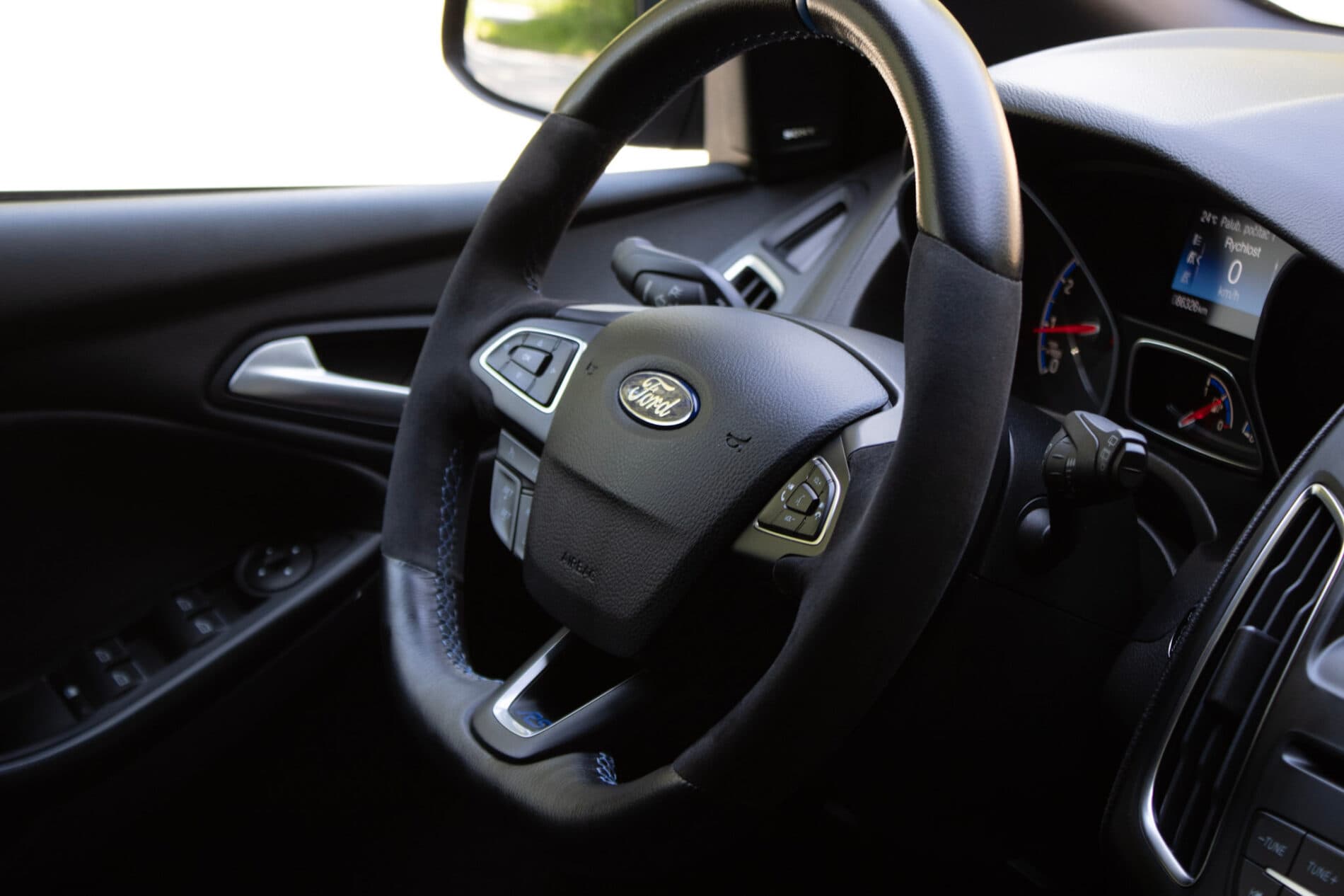2017 Ford Focus RS, šedá hatchback, 86 326 km