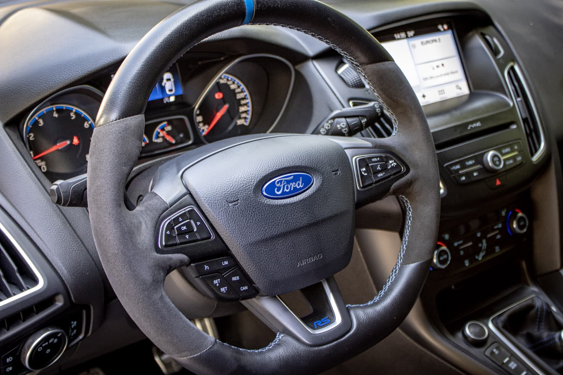 2017 Ford Focus RS, šedá hatchback, 86 326 km