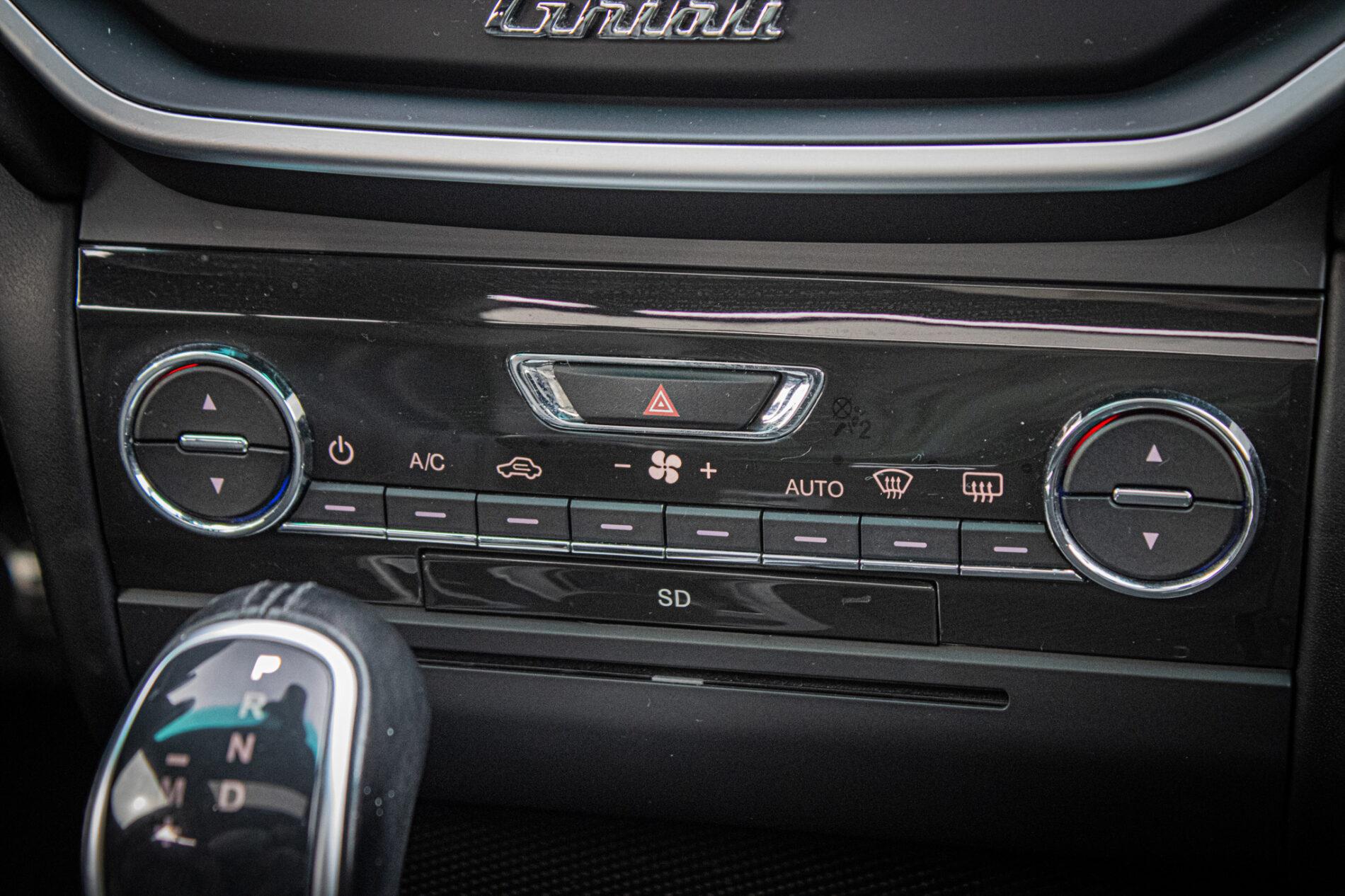 2014 Maserati Ghibli, červená sedan, 114 256 km