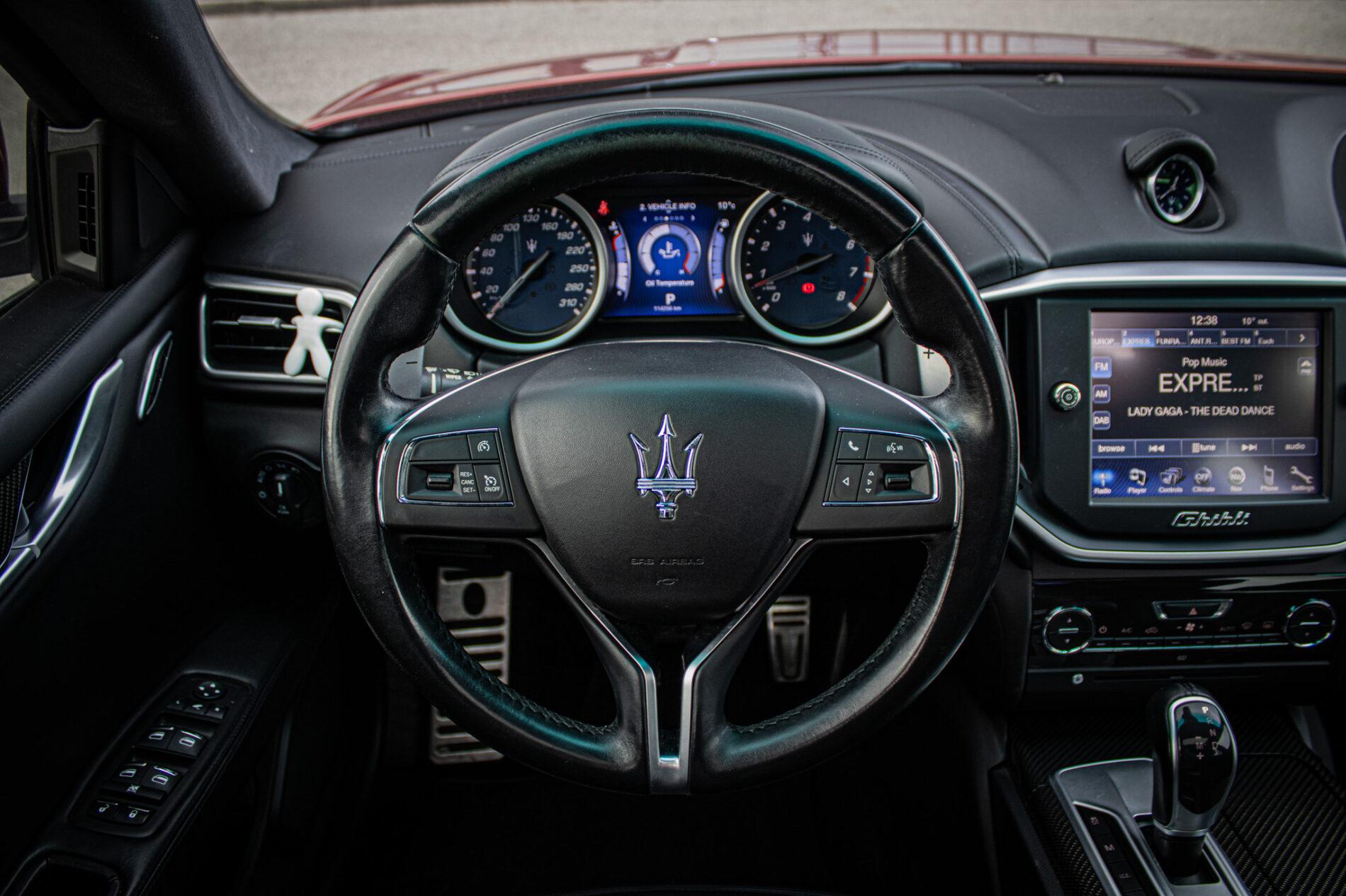 2014 Maserati Ghibli, červená sedan, 114 256 km