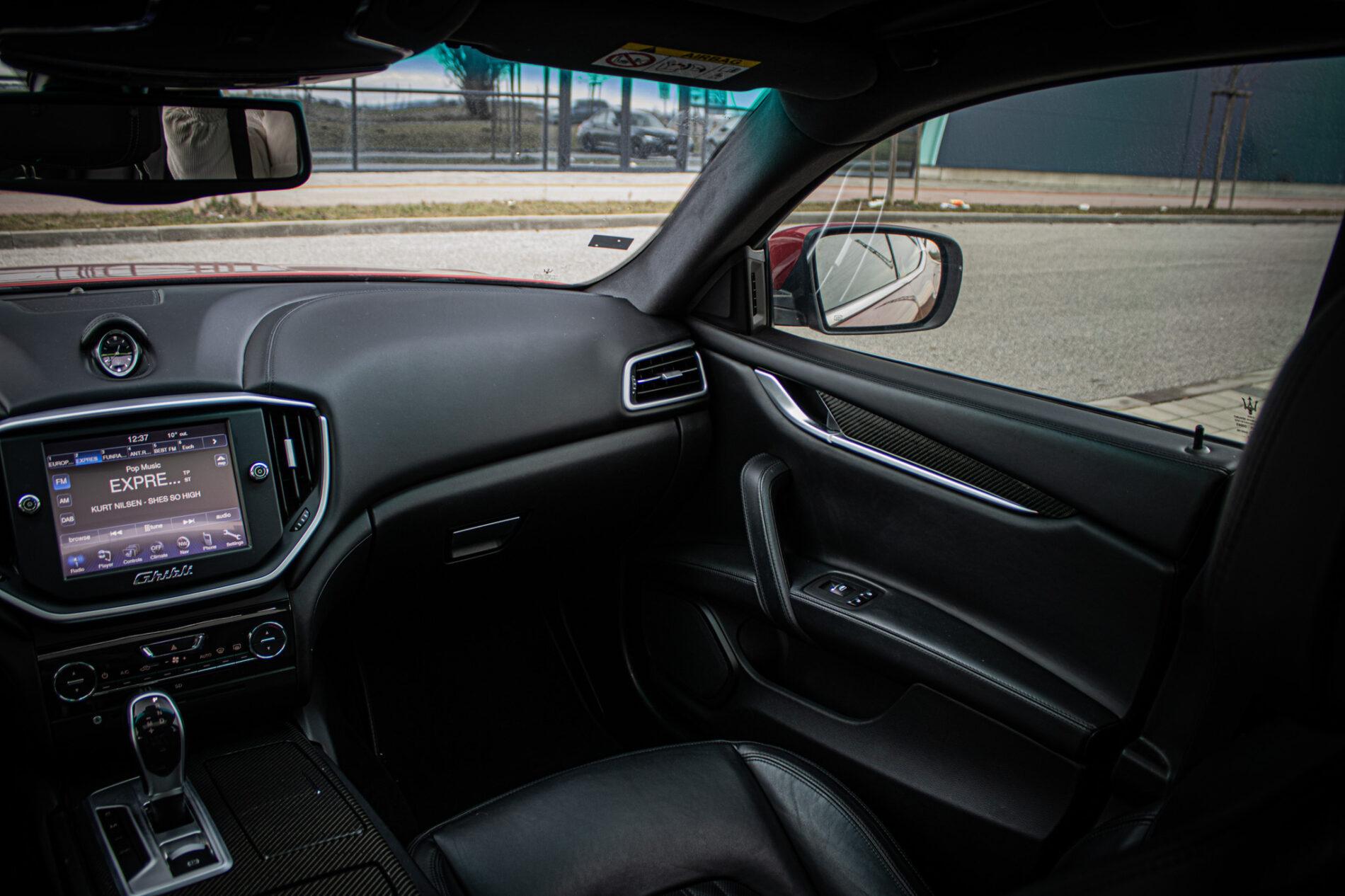 2014 Maserati Ghibli, červená sedan, 114 256 km
