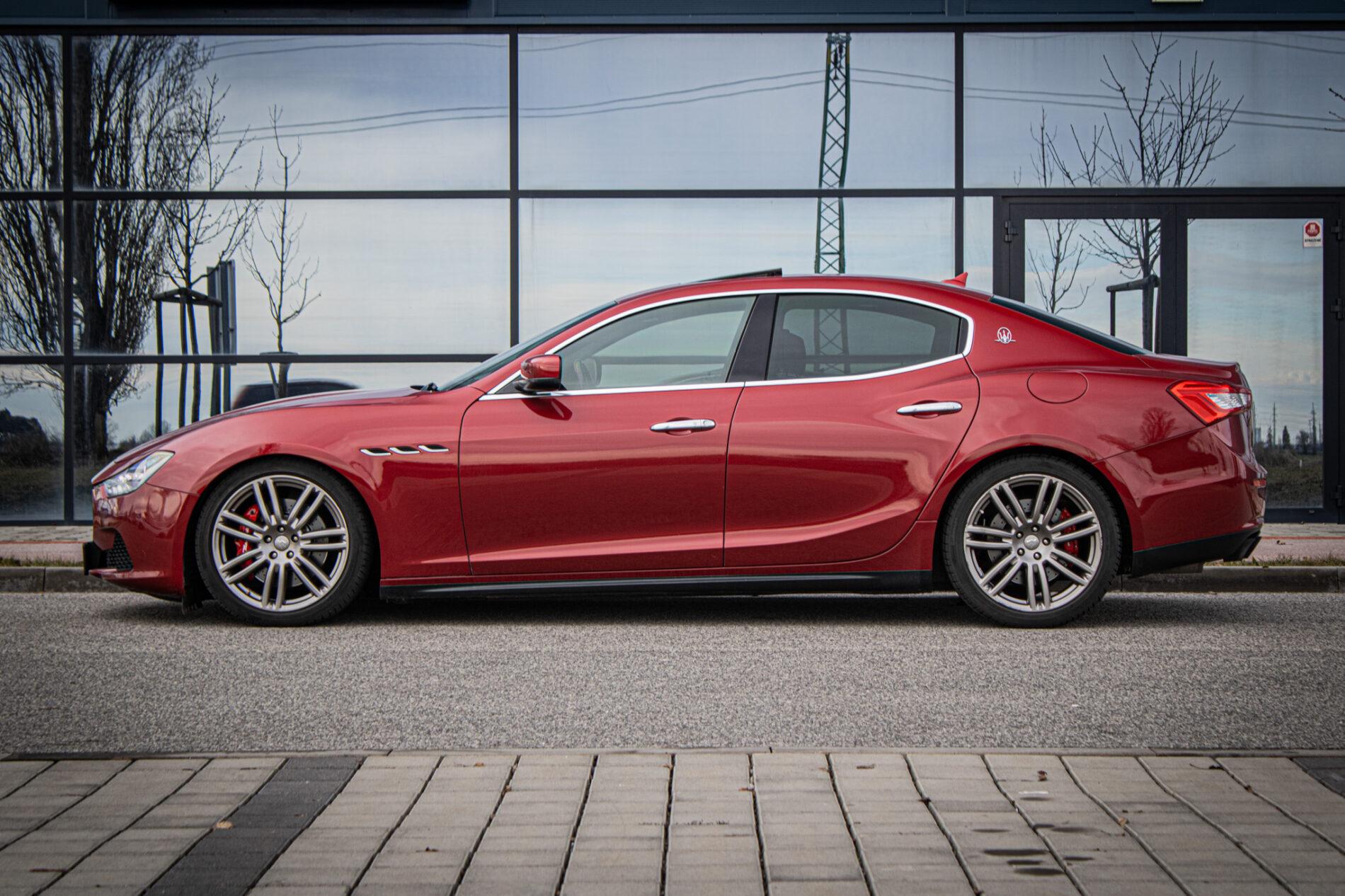2014 Maserati Ghibli, červená sedan, 114 256 km