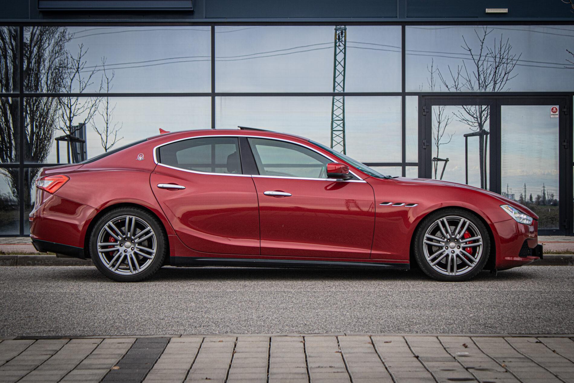 2014 Maserati Ghibli, červená sedan, 114 256 km