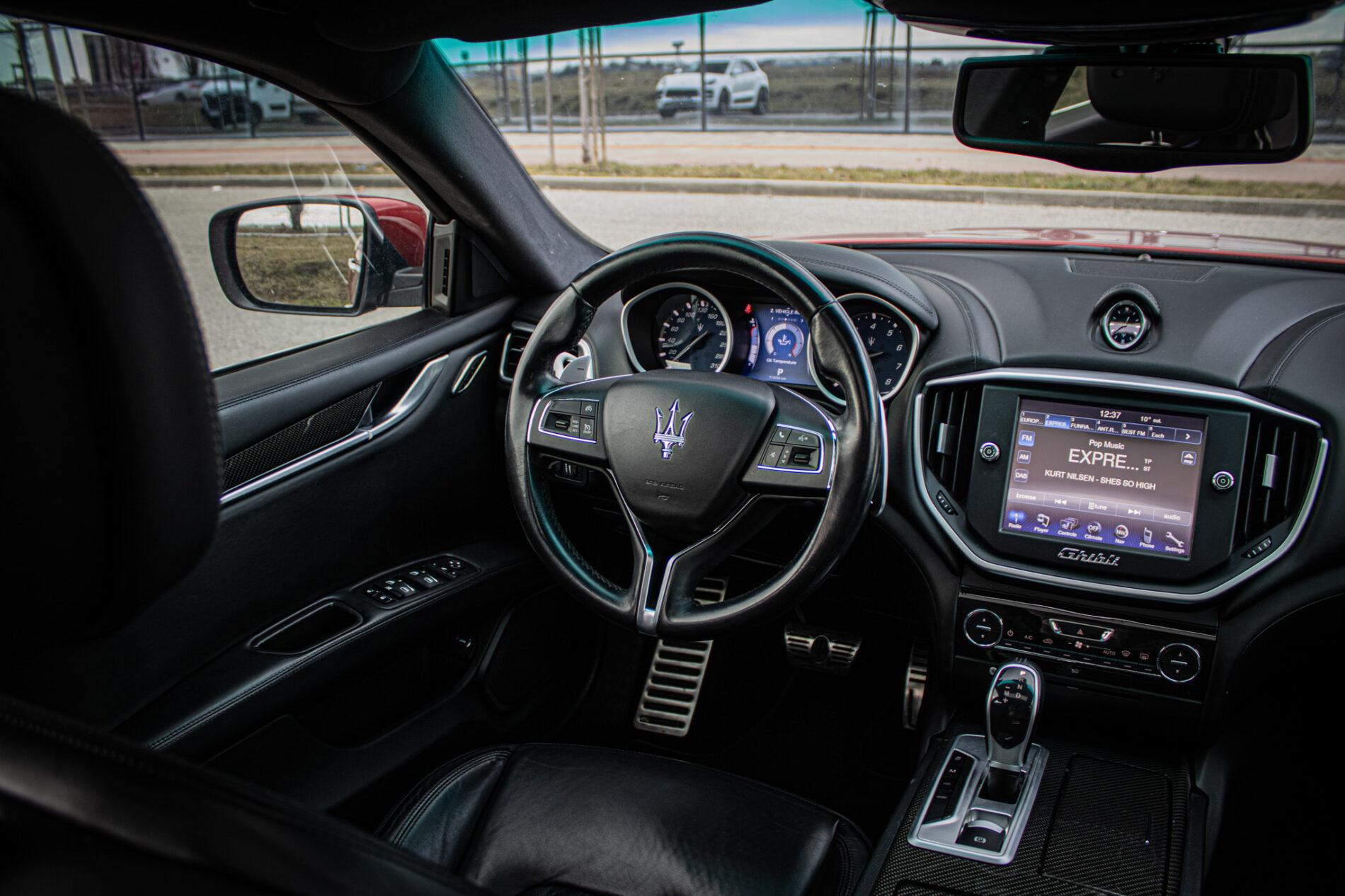 2014 Maserati Ghibli, červená sedan, 114 256 km