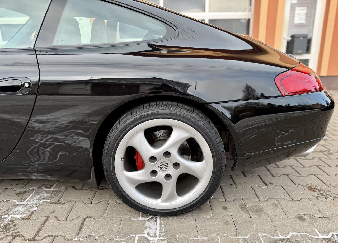 2001 Porsche 996 Carrera / 4, černá kupé, 141 977 km