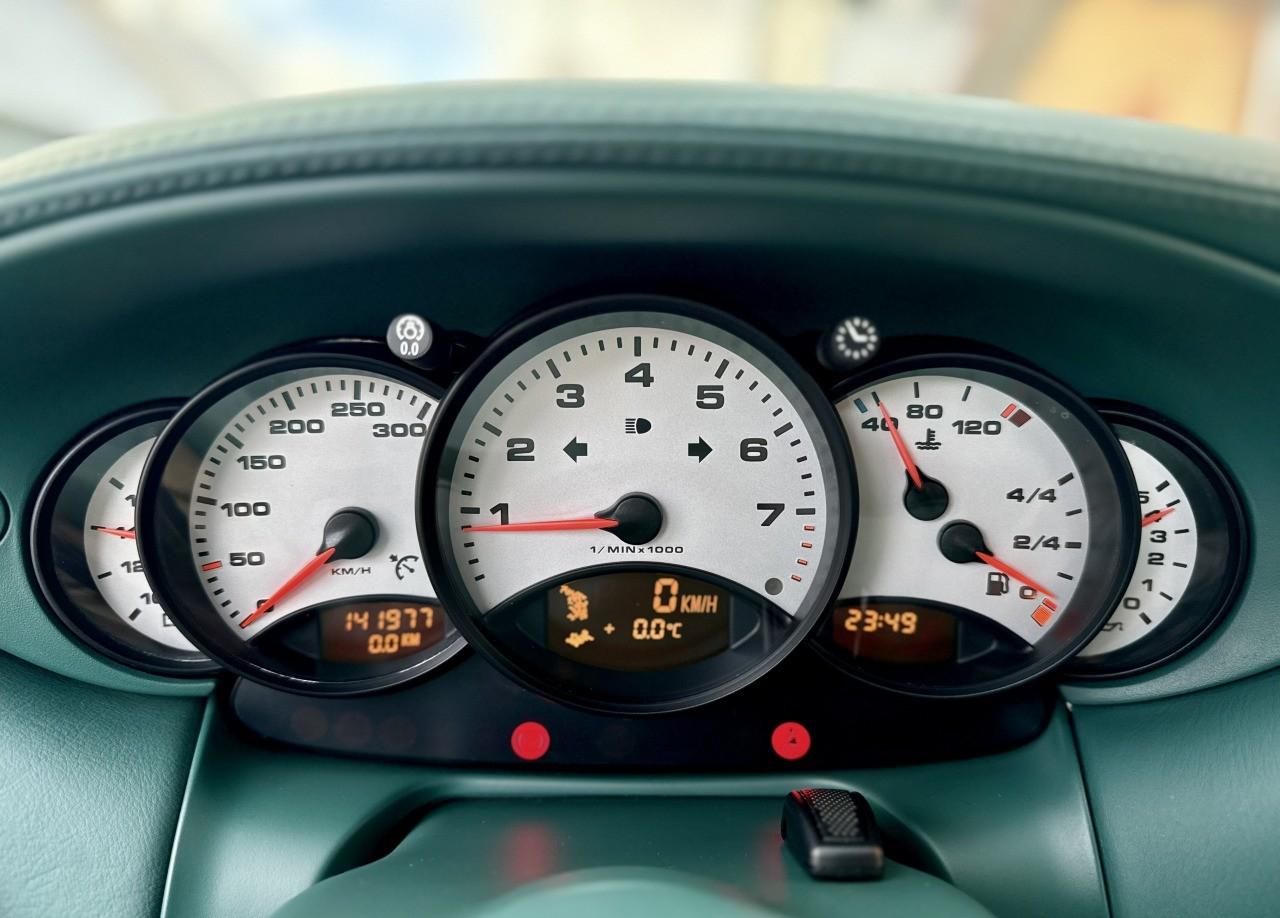 2001 Porsche 996 Carrera / 4, černá kupé, 141 977 km