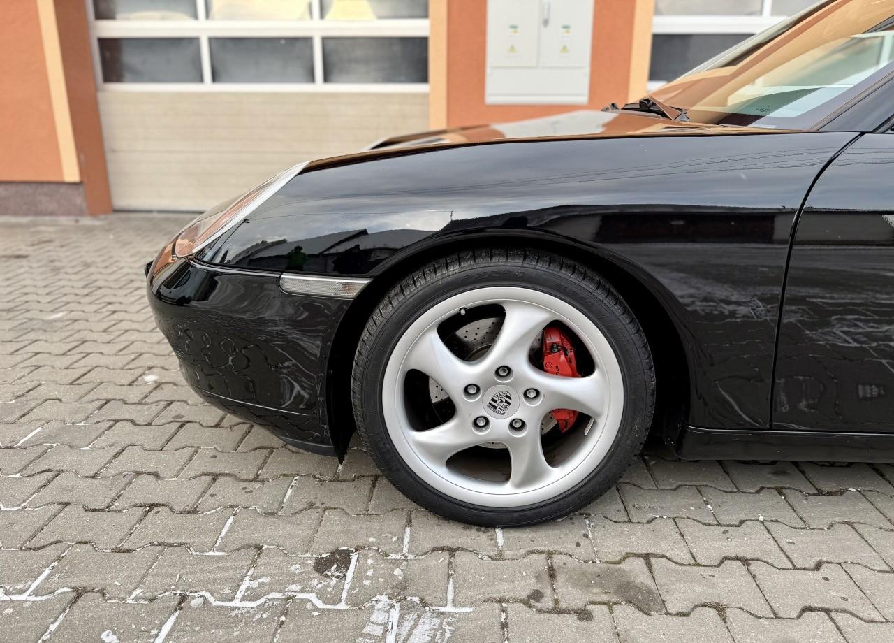 2001 Porsche 996 Carrera / 4, černá kupé, 141 977 km