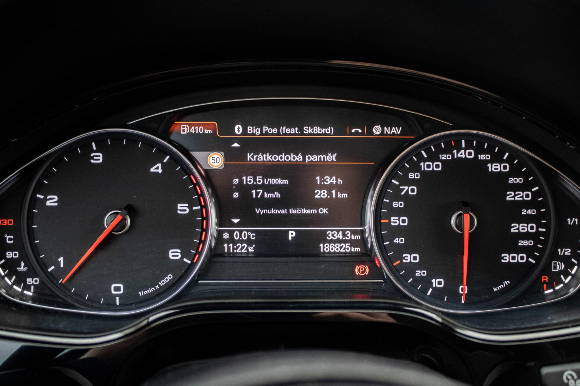 2016 AUDI A8, černá sedan, 186 825 km