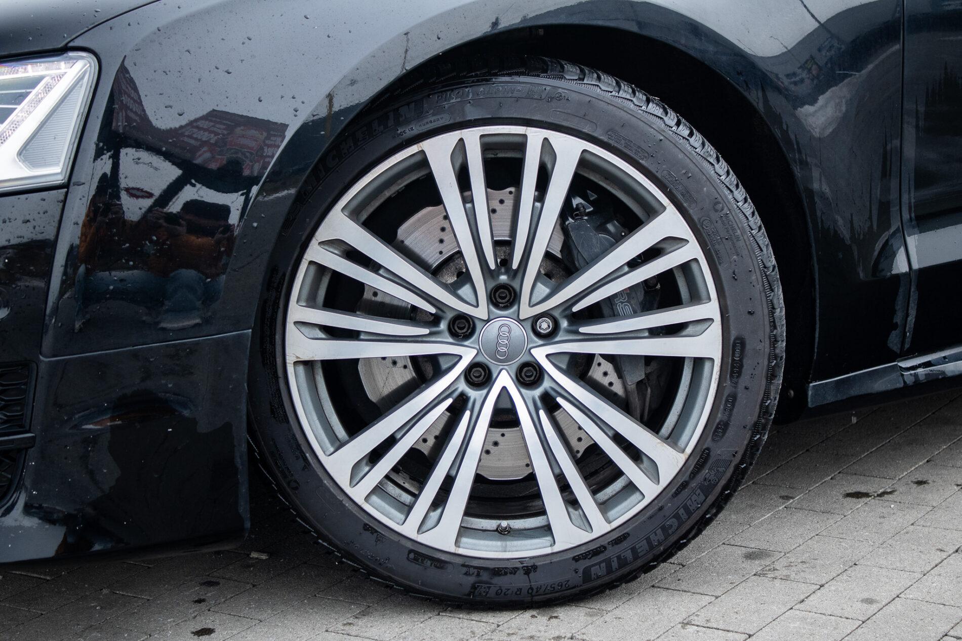 2016 AUDI A8, černá sedan, 186 825 km