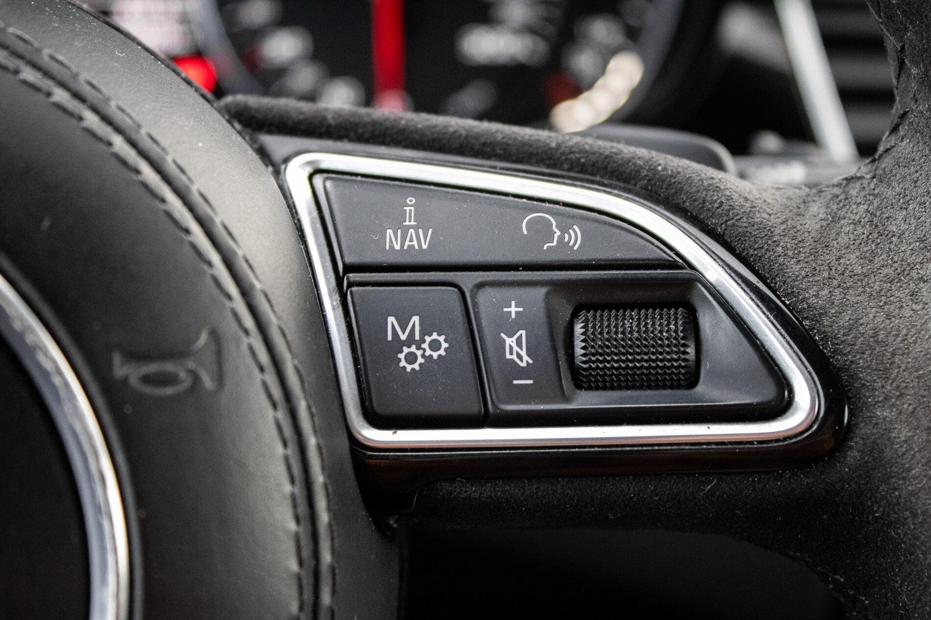 2016 AUDI A8, černá sedan, 186 825 km