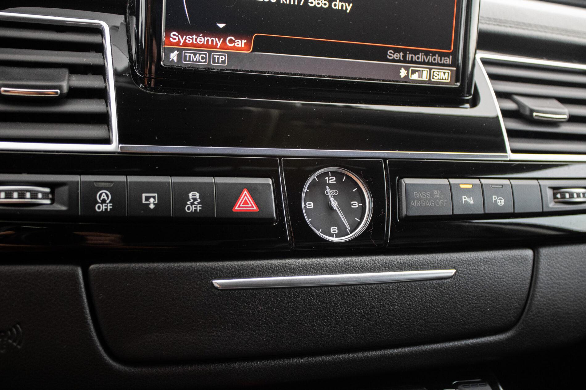 2016 AUDI A8, černá sedan, 186 825 km