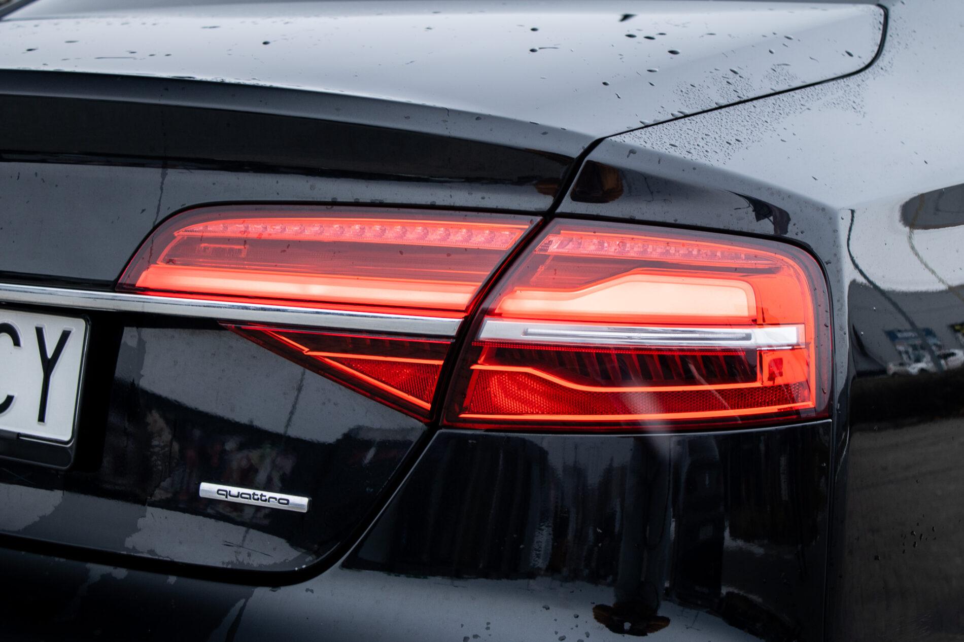 2016 AUDI A8, černá sedan, 186 825 km